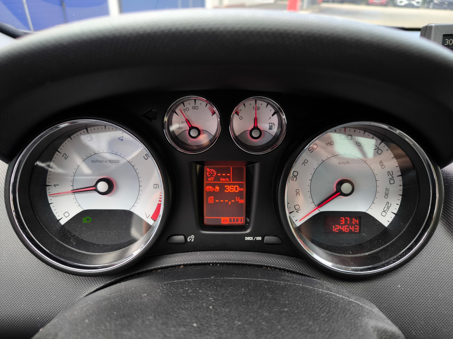 PEUGEOT 308 1.6 16V Turbo Allure-image-17