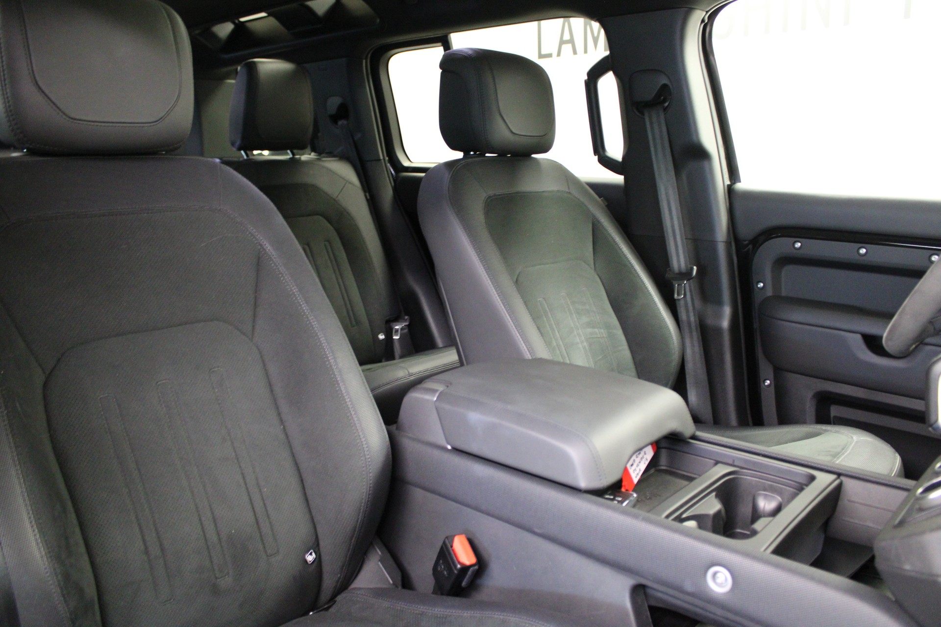 LAND ROVER Defender 110 525 V8 5.0 AT8-image-6