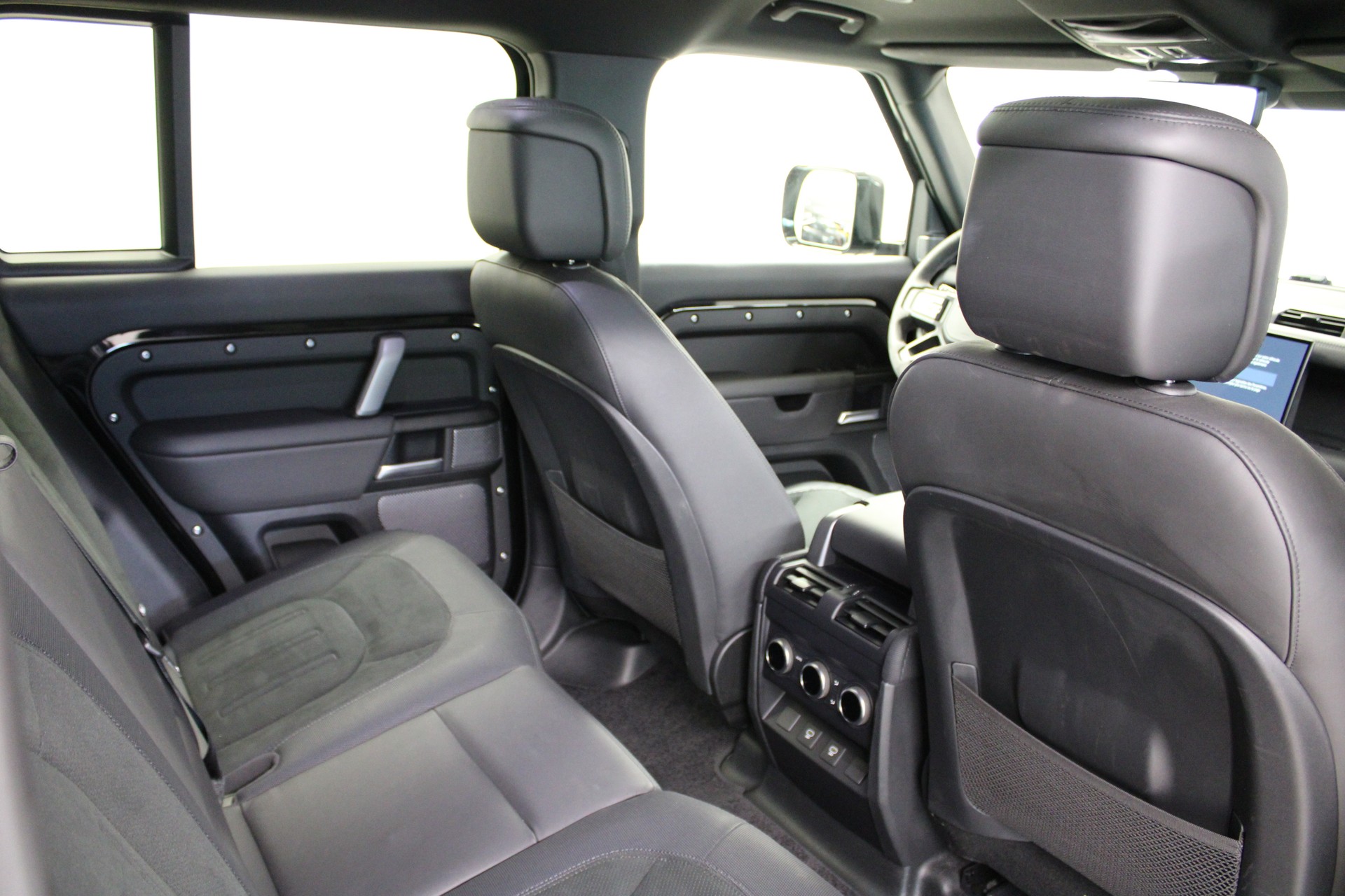 LAND ROVER Defender 110 525 V8 5.0 AT8-image-7