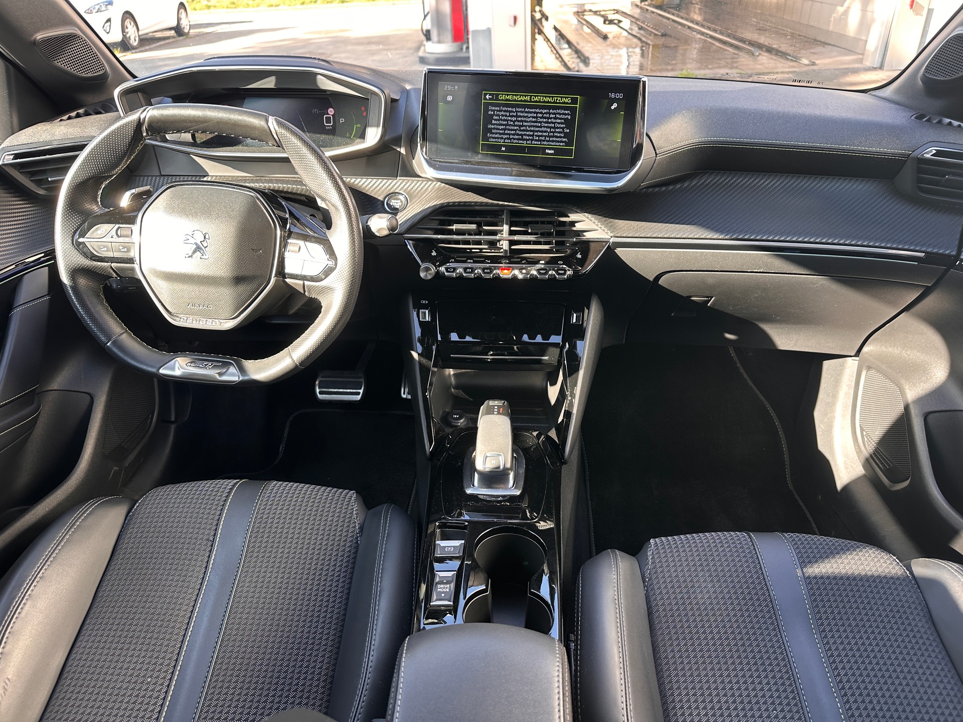 PEUGEOT 208 1.2 PureTech GT EAT8-image-7