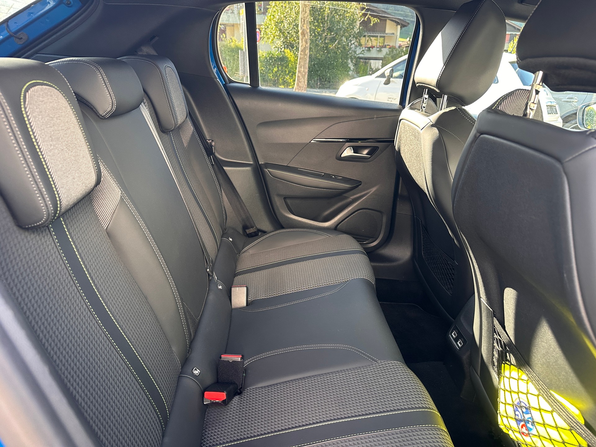 PEUGEOT 208 1.2 PureTech GT EAT8-image-15