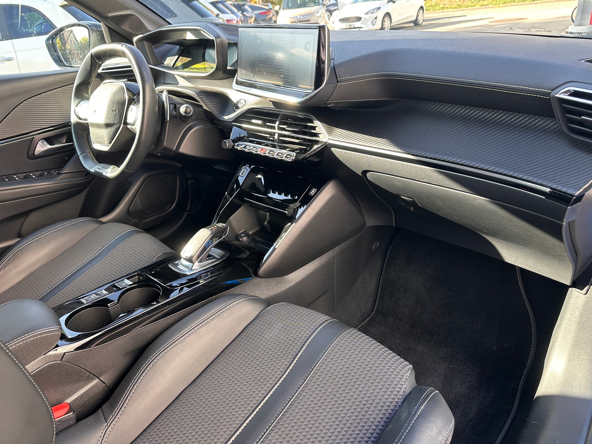 PEUGEOT 208 1.2 PureTech GT EAT8-image-13