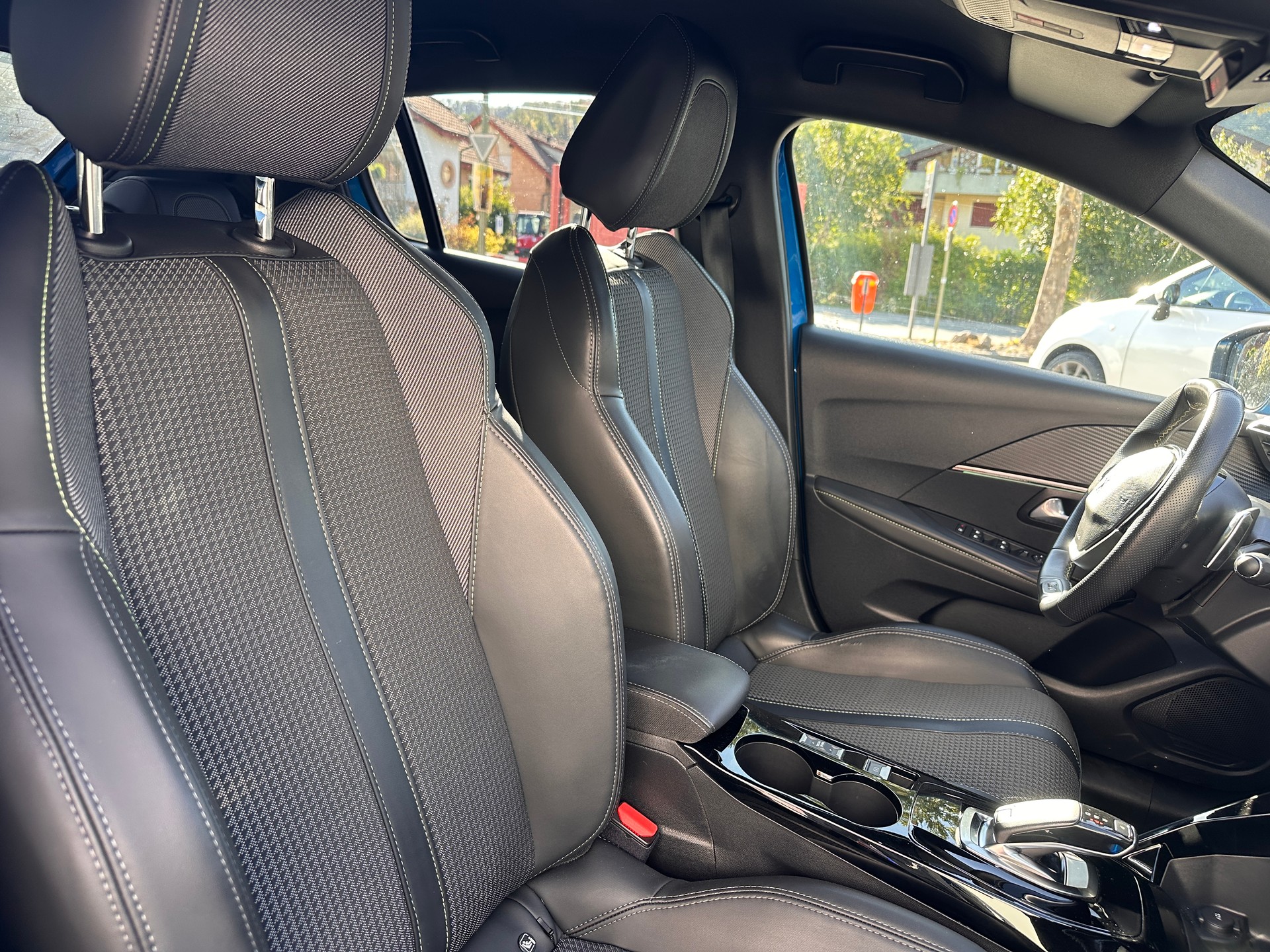 PEUGEOT 208 1.2 PureTech GT EAT8-image-14