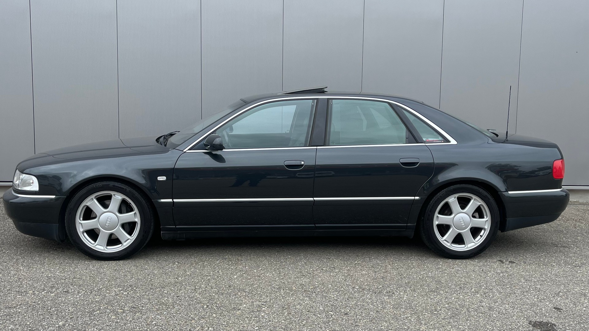 AUDI S8-image-4