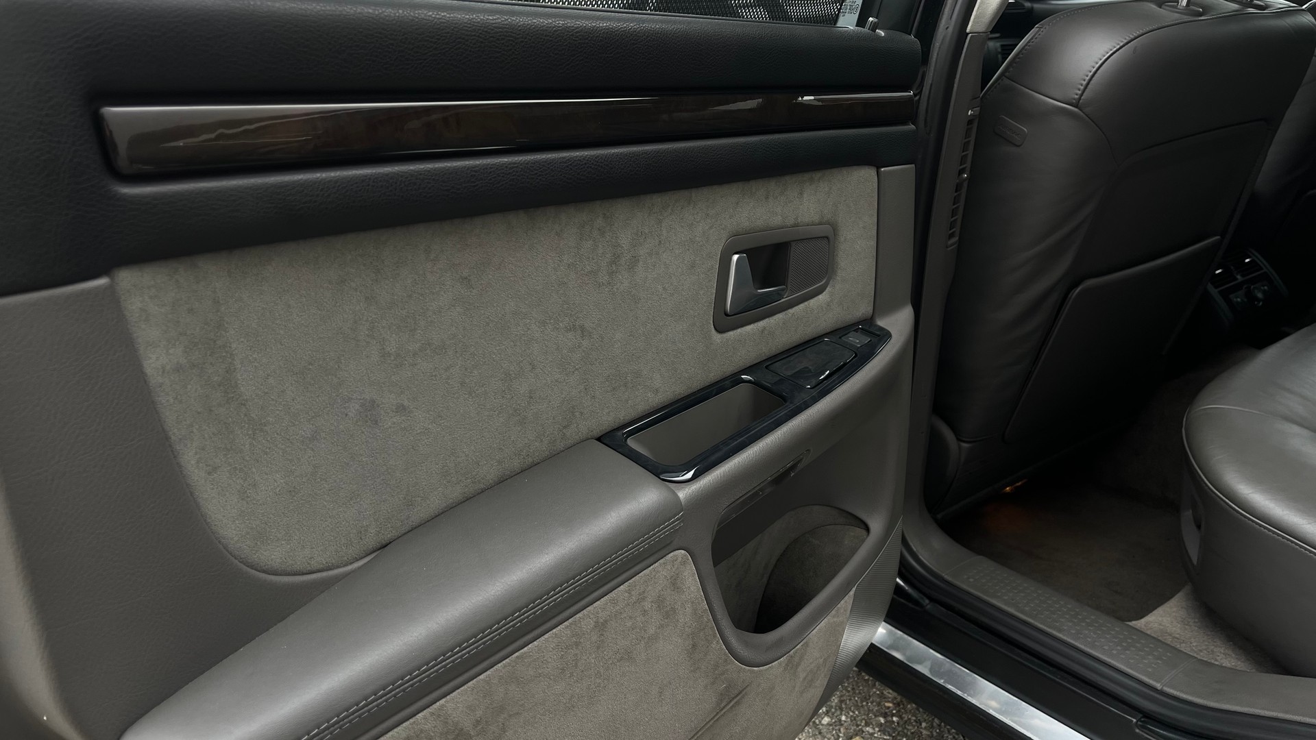 AUDI S8-image-13