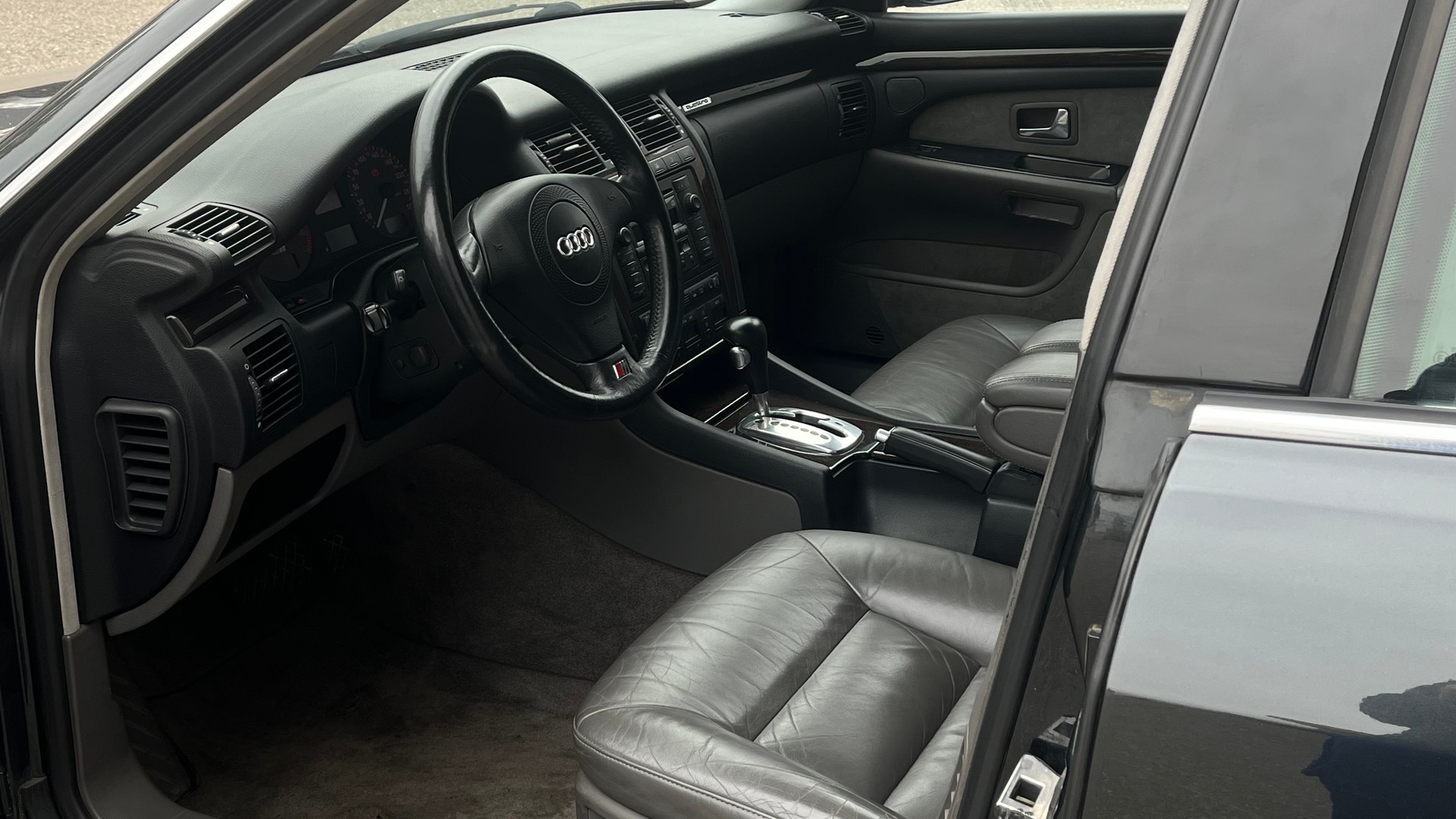 AUDI S8-image-10
