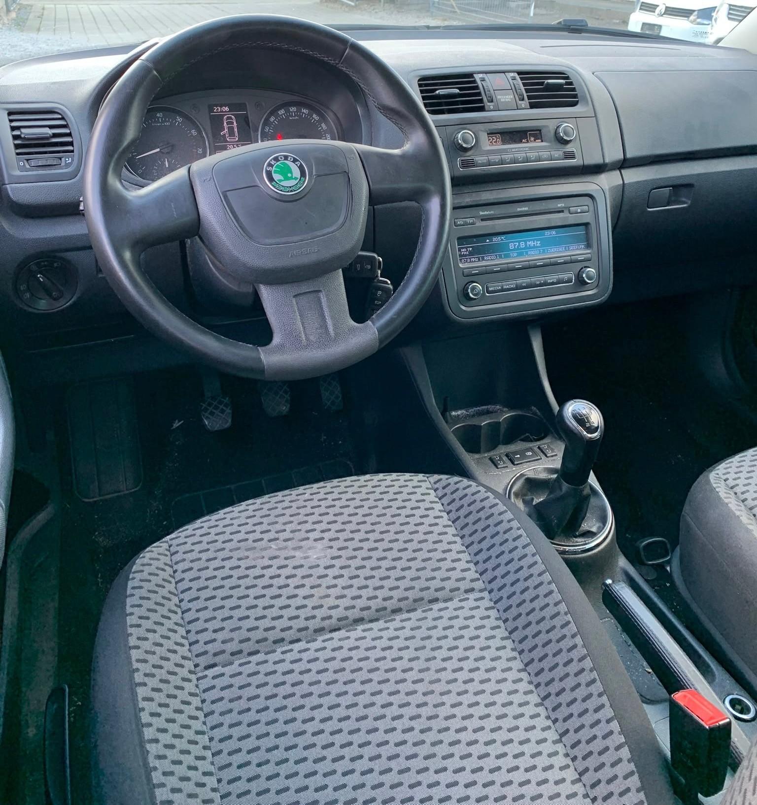SKODA Fabia 1.2 TSI Family Limousine (Klimatronik * Alufelgen * Radio CD * Sensoren * BO5)-image-11