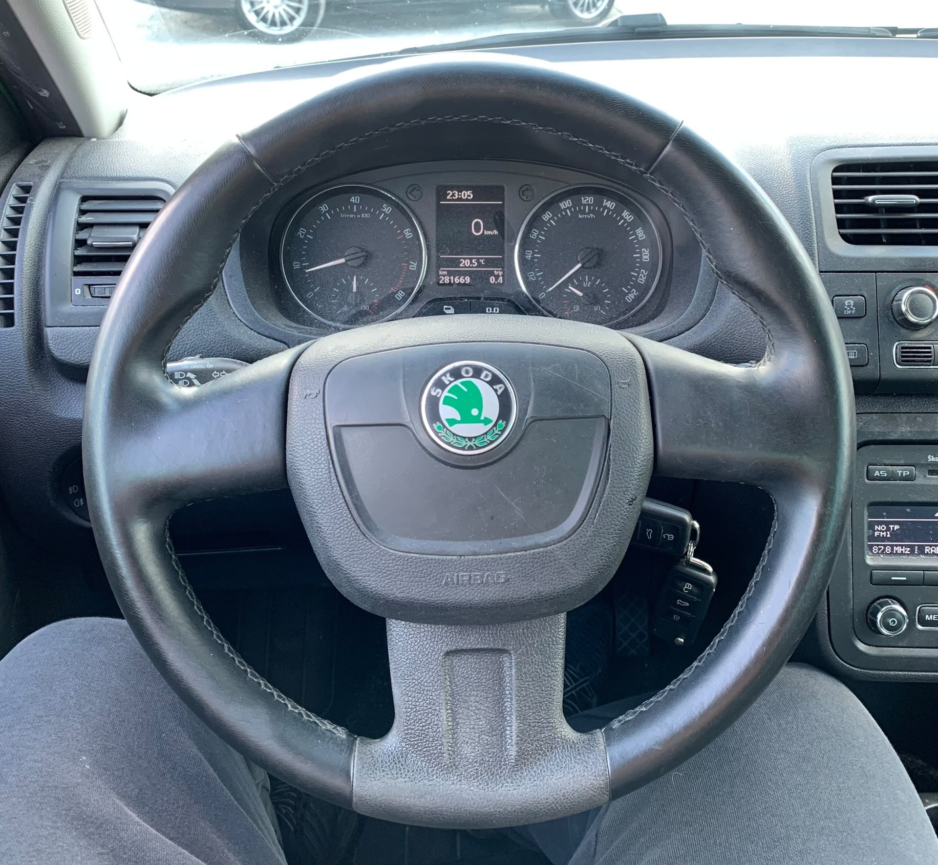 SKODA Fabia 1.2 TSI Family Limousine (Klimatronik * Alufelgen * Radio CD * Sensoren * BO5)-image-9
