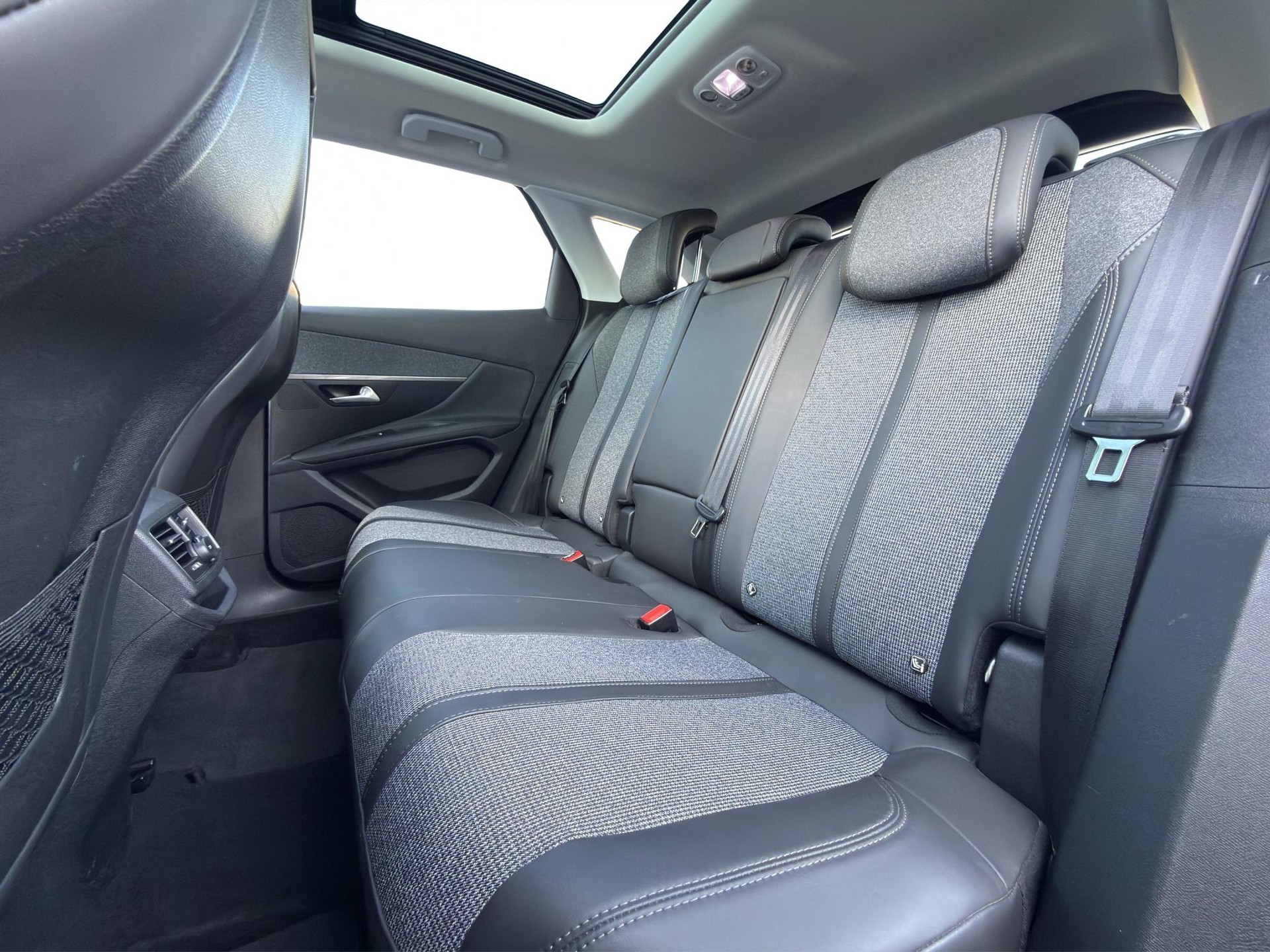 PEUGEOT 3008 1.6 THP Allure * PANORAMADACH * SITZHEIZUNG + ELEKTRISCHE SITZE * KAMERA VORNE UND HINTEN *-image-29