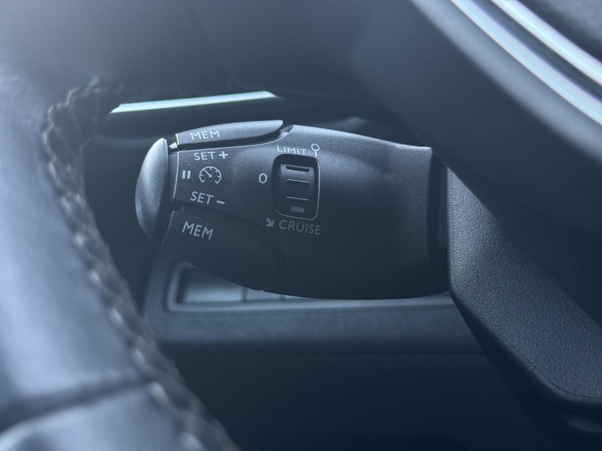 PEUGEOT 3008 1.6 THP Allure * PANORAMADACH * SITZHEIZUNG + ELEKTRISCHE SITZE * KAMERA VORNE UND HINTEN *-image-20