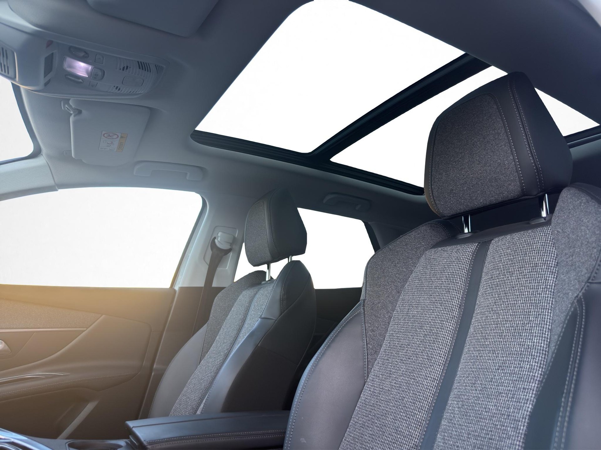 PEUGEOT 3008 1.6 THP Allure * PANORAMADACH * SITZHEIZUNG + ELEKTRISCHE SITZE * KAMERA VORNE UND HINTEN *-image-14