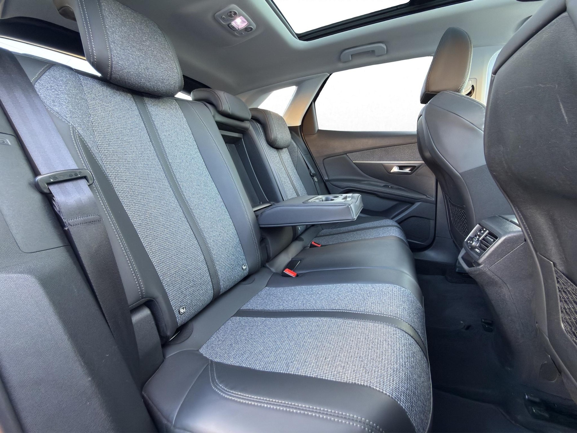 PEUGEOT 3008 1.6 THP Allure * PANORAMADACH * SITZHEIZUNG + ELEKTRISCHE SITZE * KAMERA VORNE UND HINTEN *-image-30