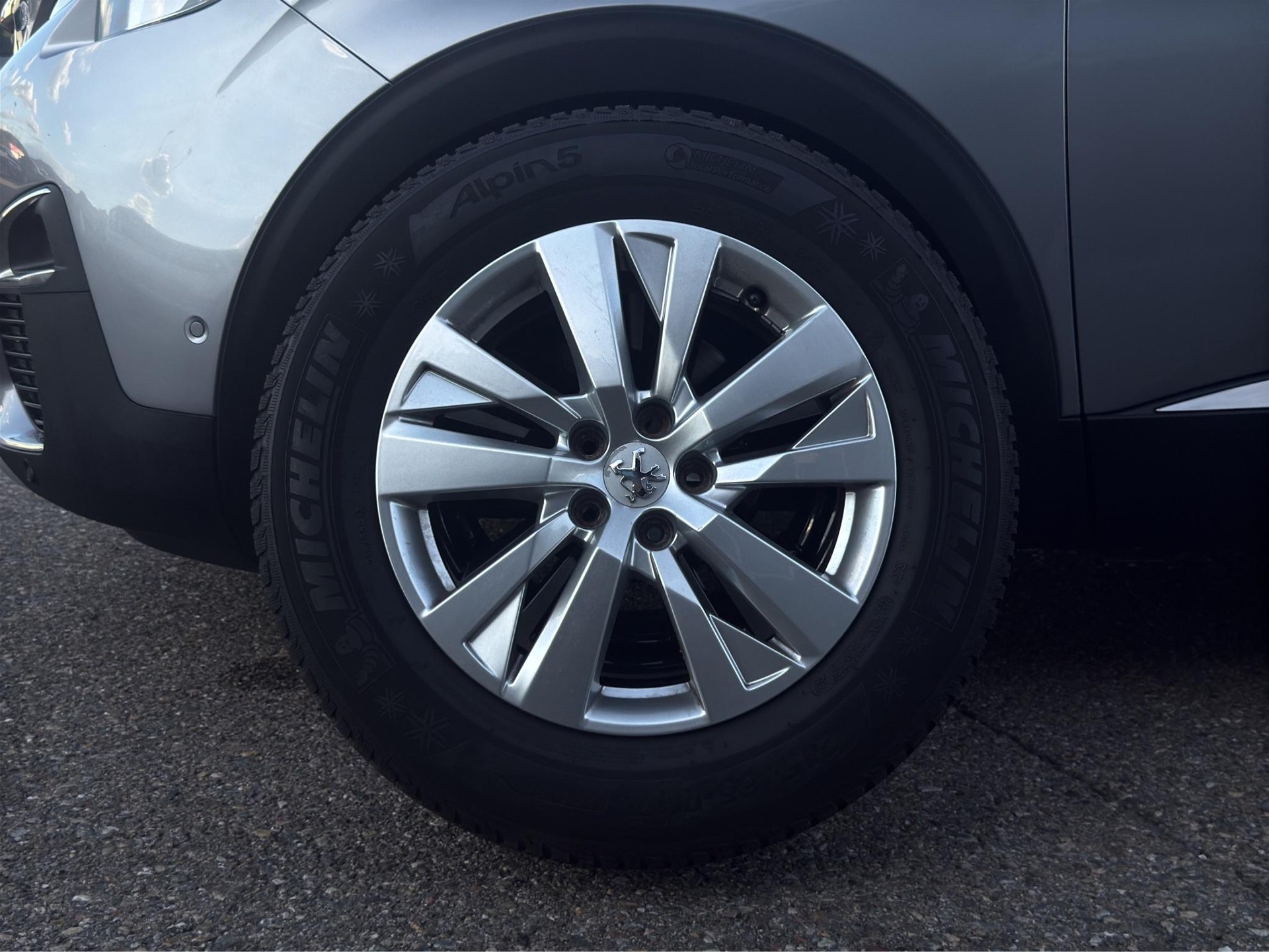 PEUGEOT 3008 1.6 THP Allure * PANORAMADACH * SITZHEIZUNG + ELEKTRISCHE SITZE * KAMERA VORNE UND HINTEN *-image-12