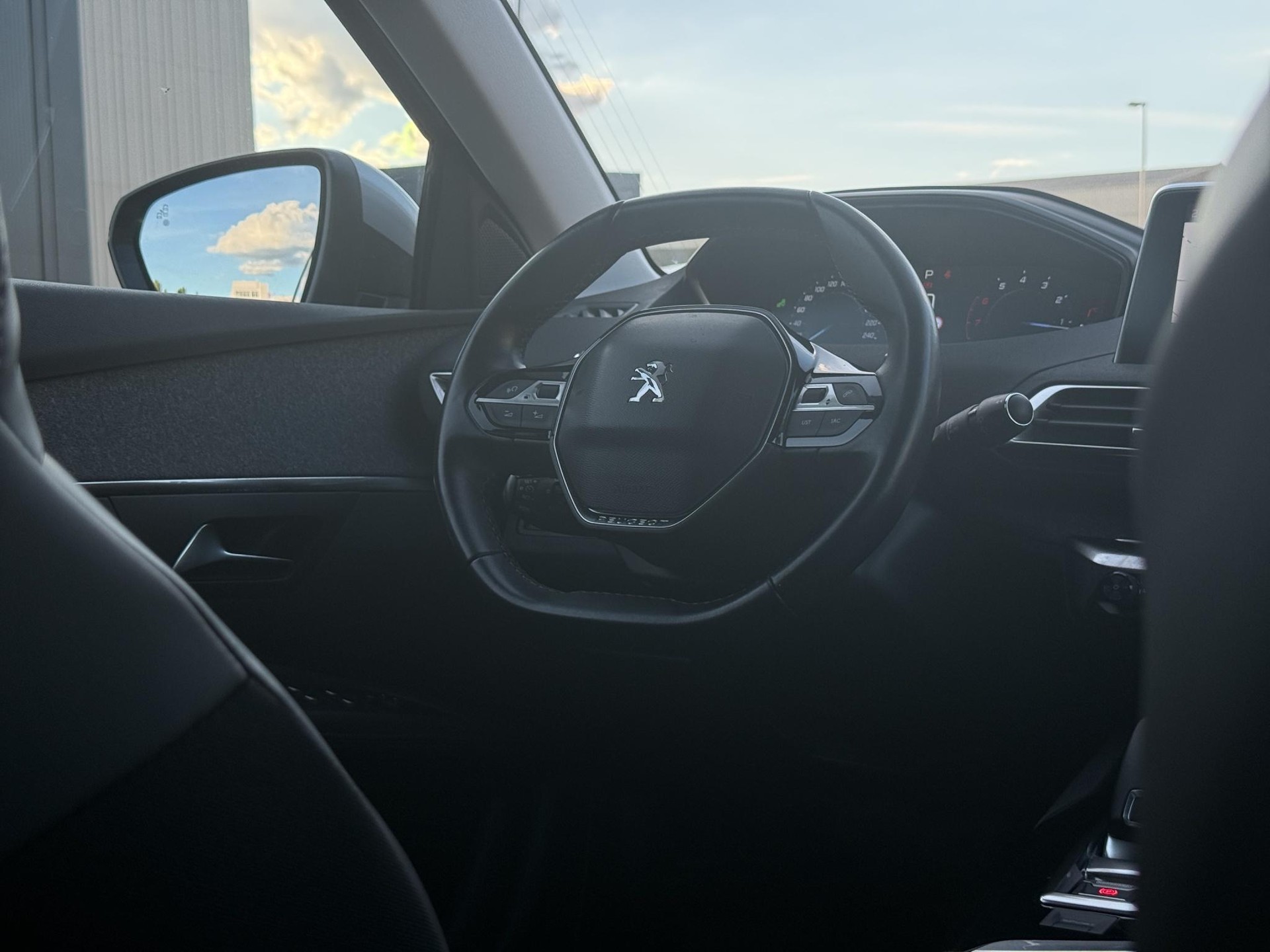 PEUGEOT 3008 1.6 THP Allure * PANORAMADACH * SITZHEIZUNG + ELEKTRISCHE SITZE * KAMERA VORNE UND HINTEN *-image-28