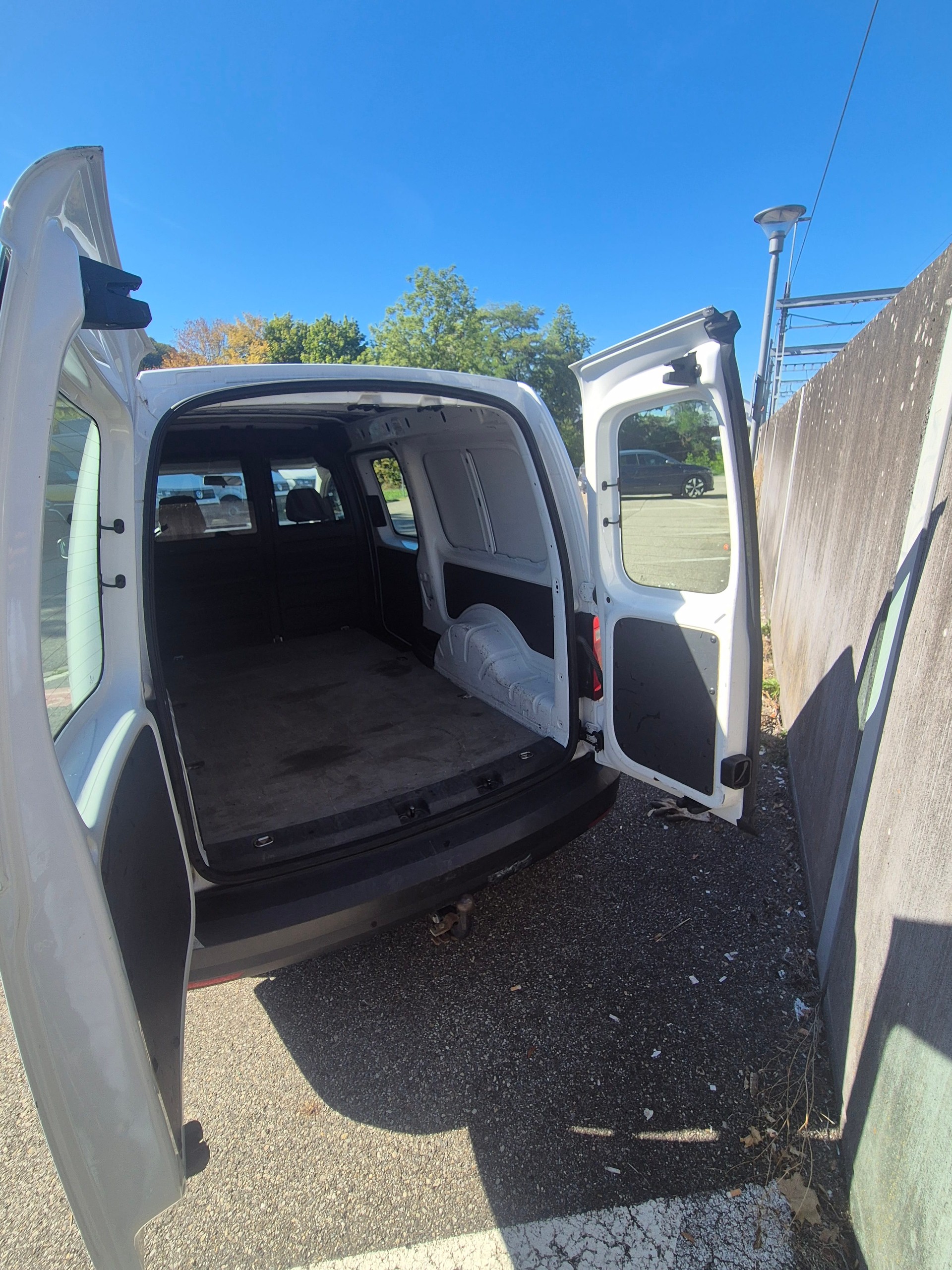 VW Caddy Maxi 2.0TDI BlueMotion Technology-image-4