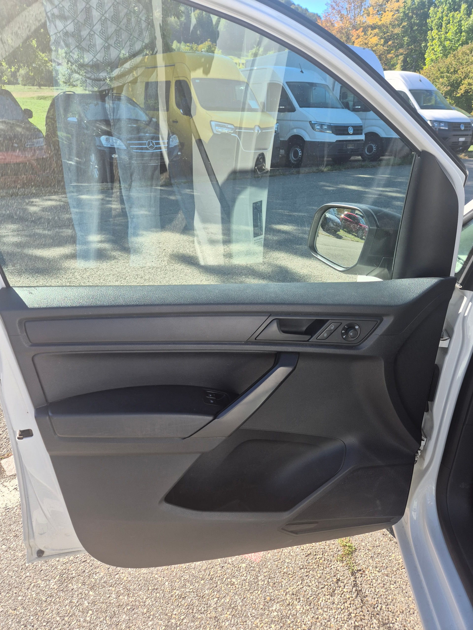VW Caddy Maxi 2.0TDI BlueMotion Technology-image-9