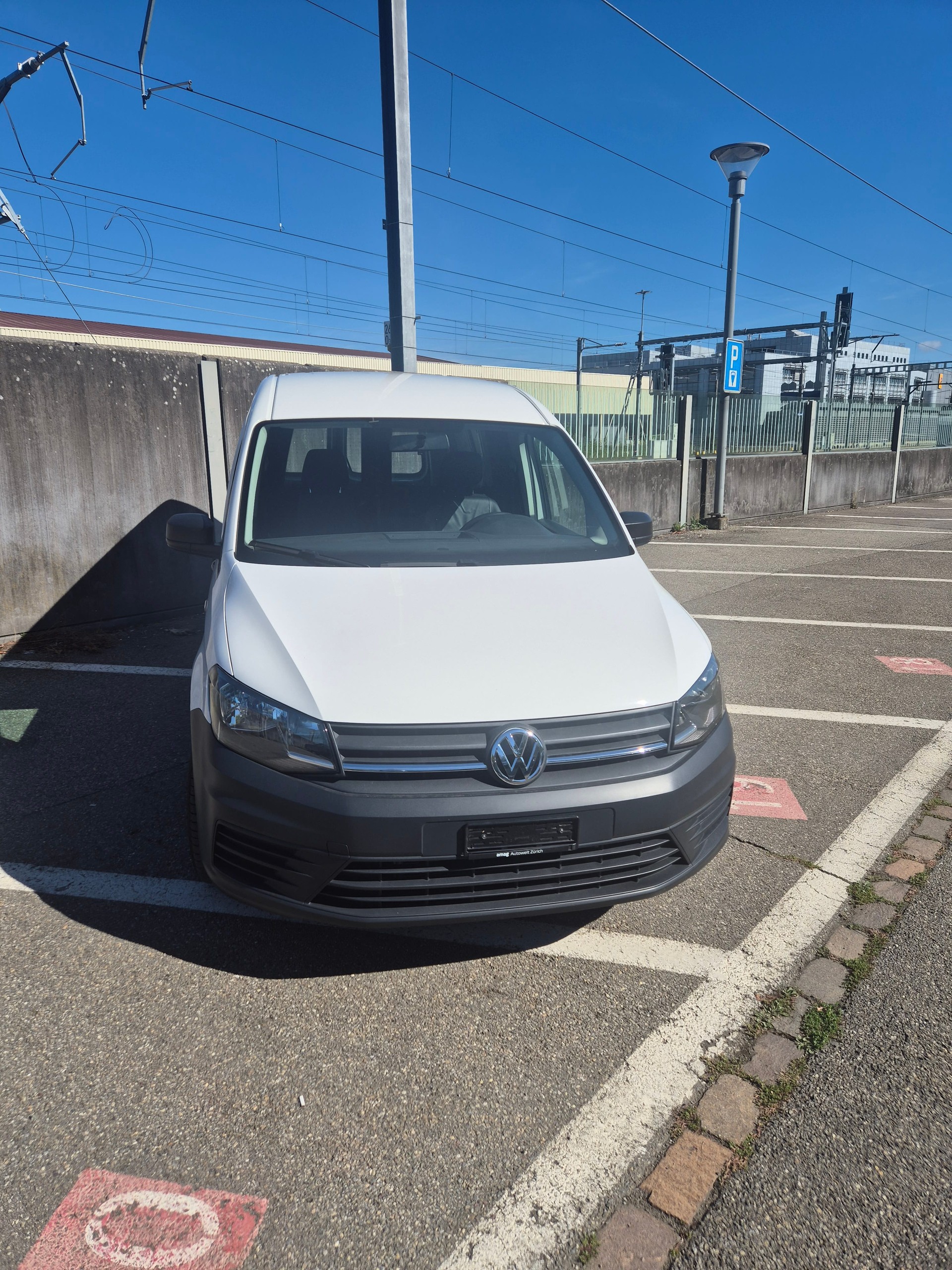 VW Caddy Maxi 2.0TDI BlueMotion Technology-image-0
