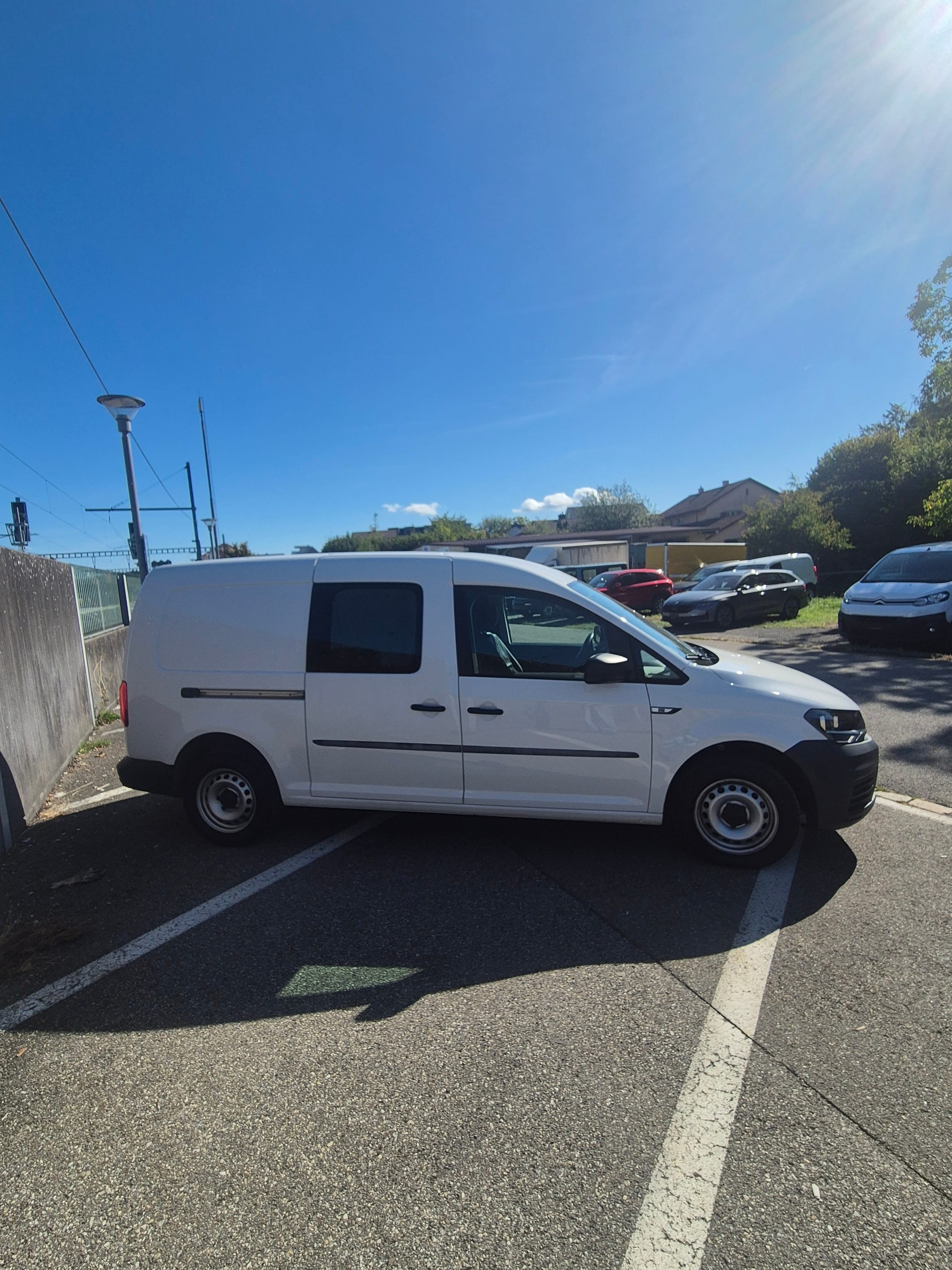 VW Caddy Maxi 2.0TDI BlueMotion Technology-image-1