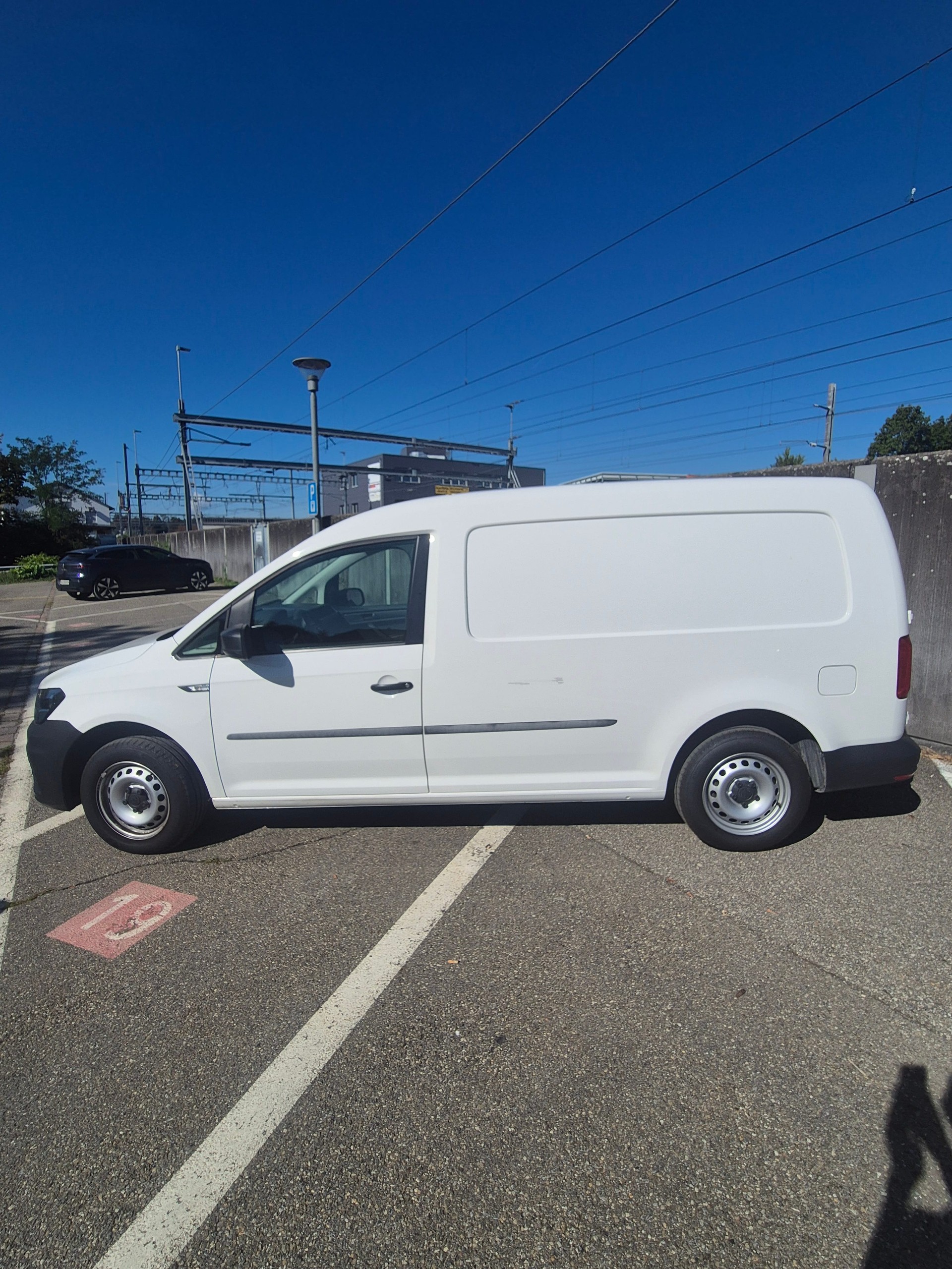 VW Caddy Maxi 2.0TDI BlueMotion Technology-image-2
