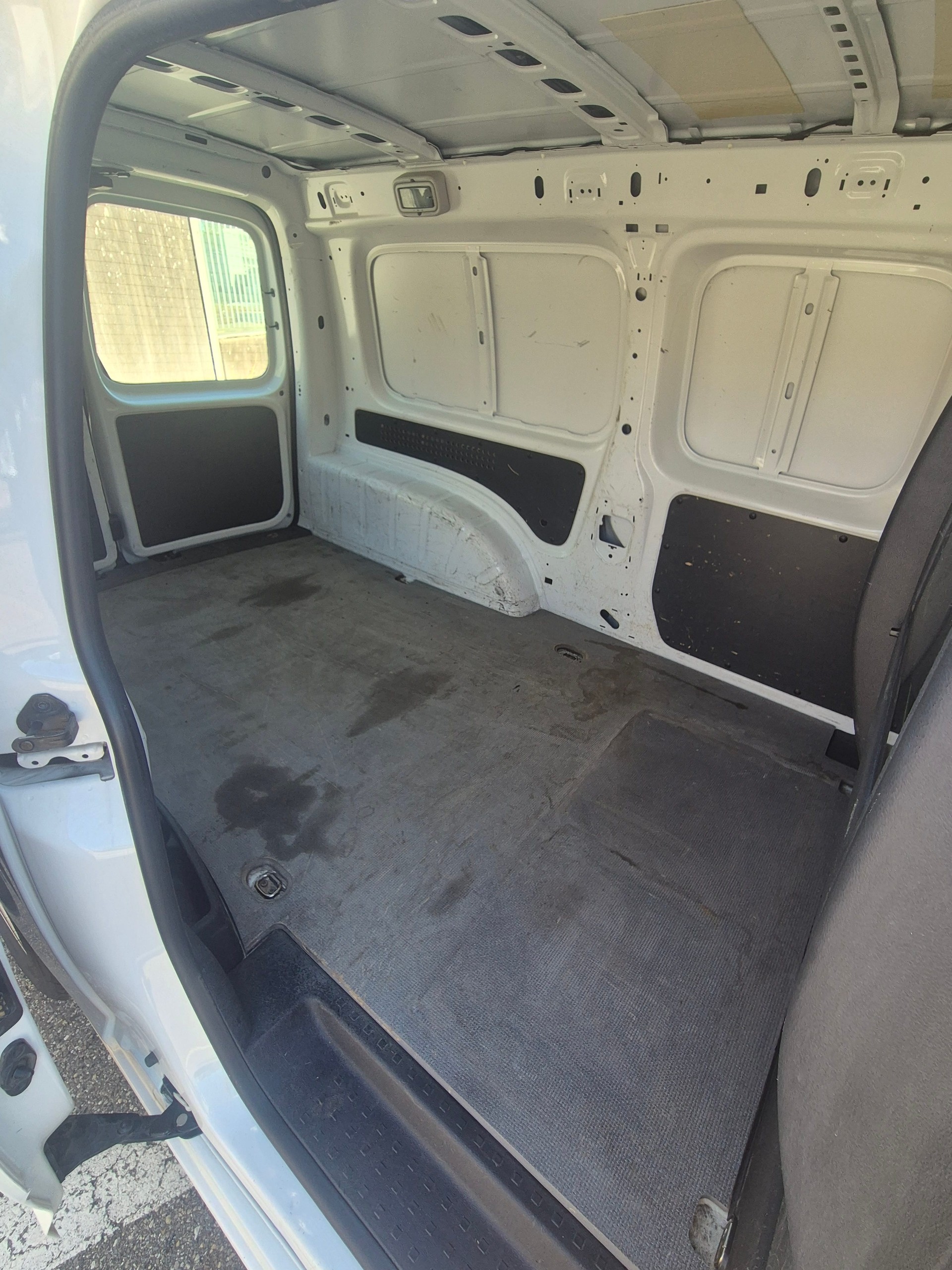 VW Caddy Maxi 2.0TDI BlueMotion Technology-image-5