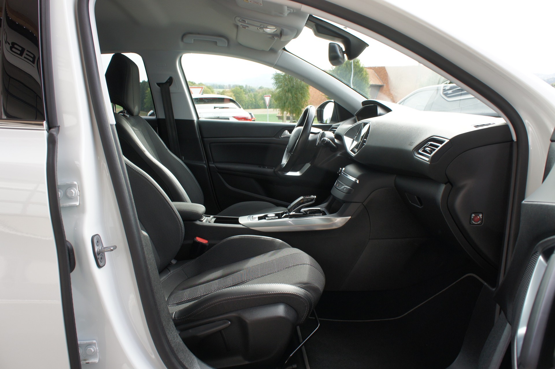 PEUGEOT 308 SW 1.5 BlueHDI Allure EAT8-image-8