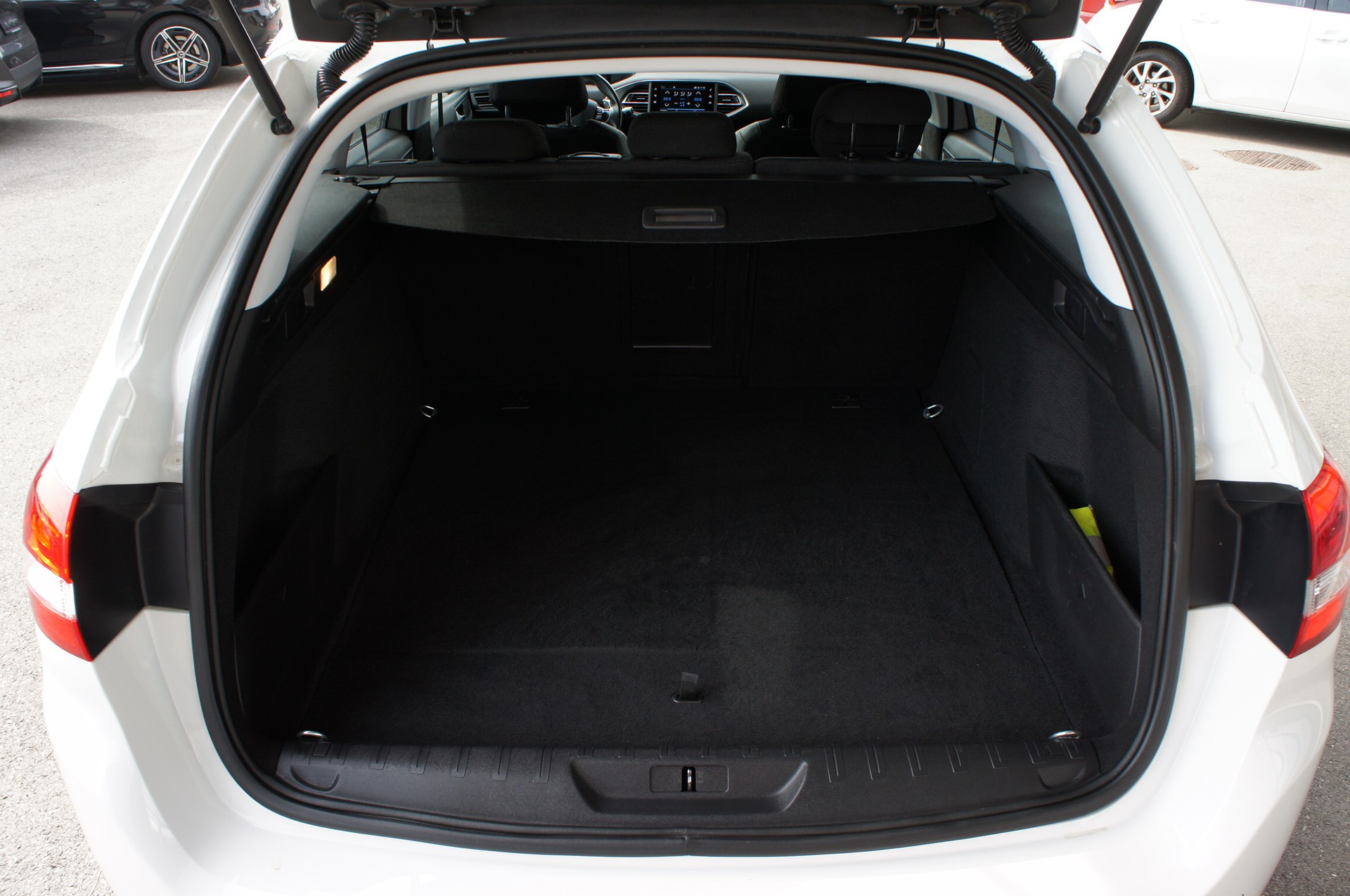 PEUGEOT 308 SW 1.5 BlueHDI Allure EAT8-image-11