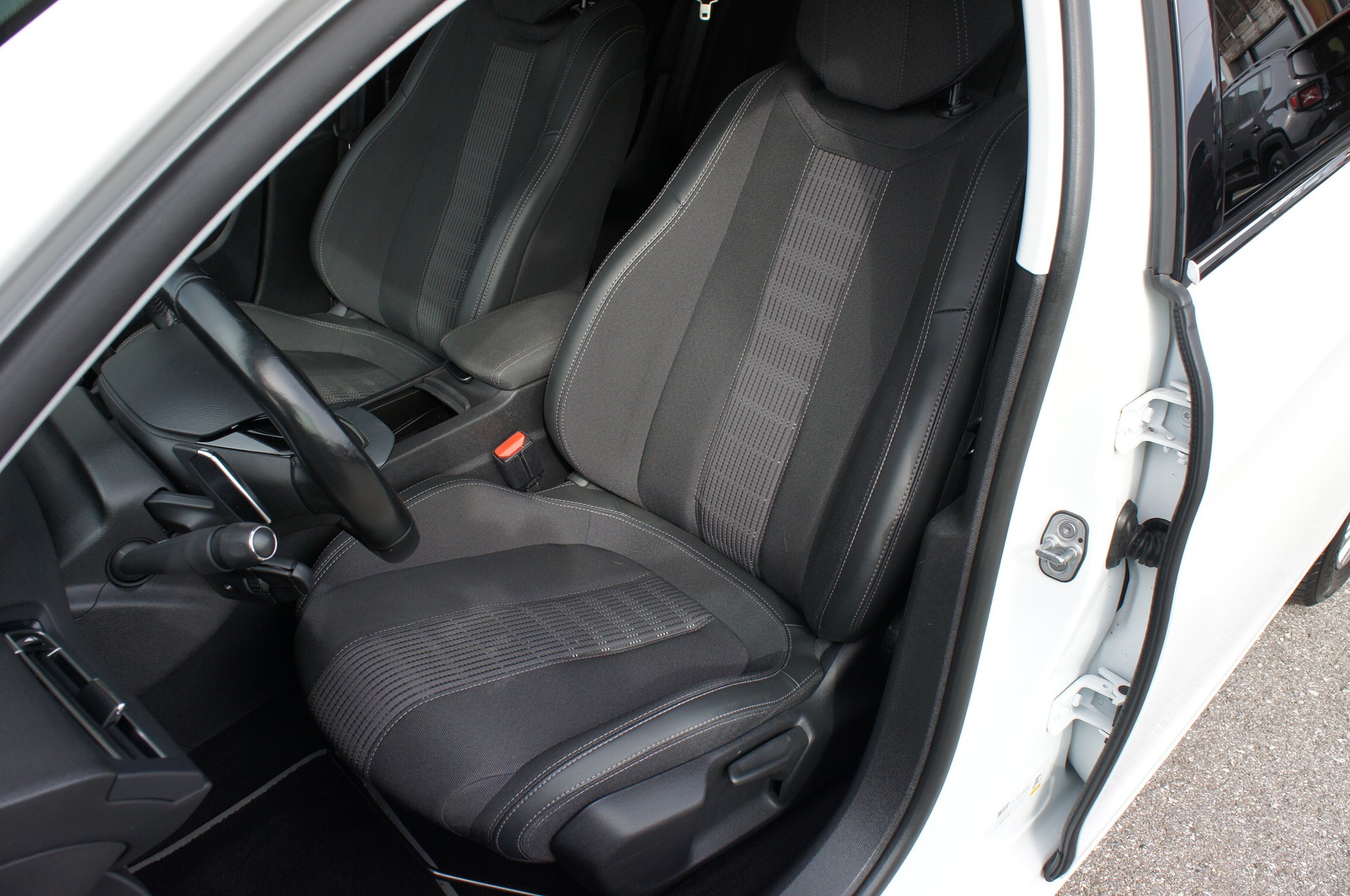 PEUGEOT 308 SW 1.5 BlueHDI Allure EAT8-image-14