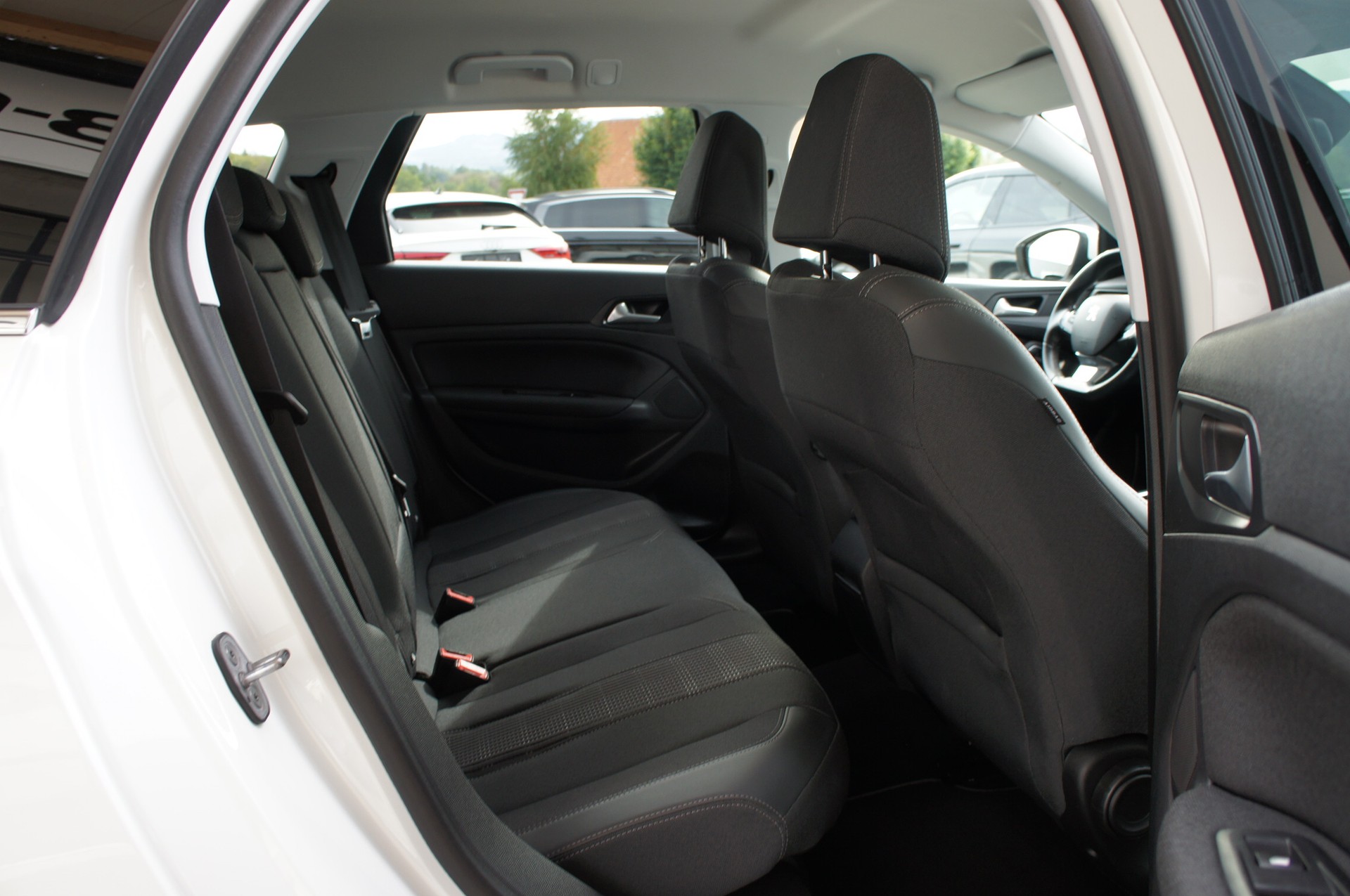 PEUGEOT 308 SW 1.5 BlueHDI Allure EAT8-image-9