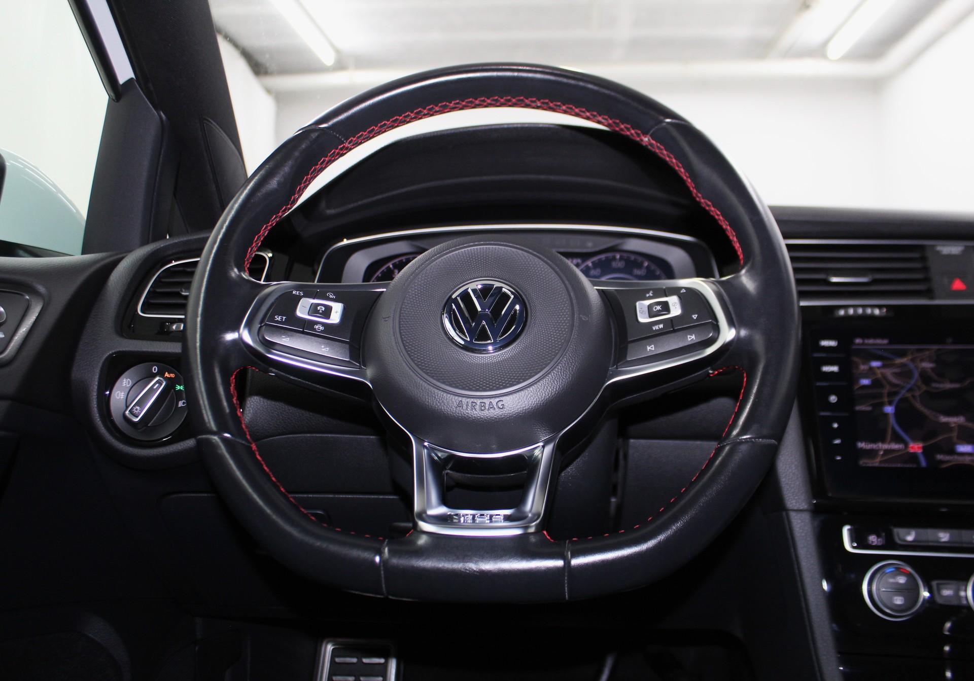 VW Golf 2.0 TSI GTI Performance DSG Black Edition 245PS / CH-Fahrzeug-image-13