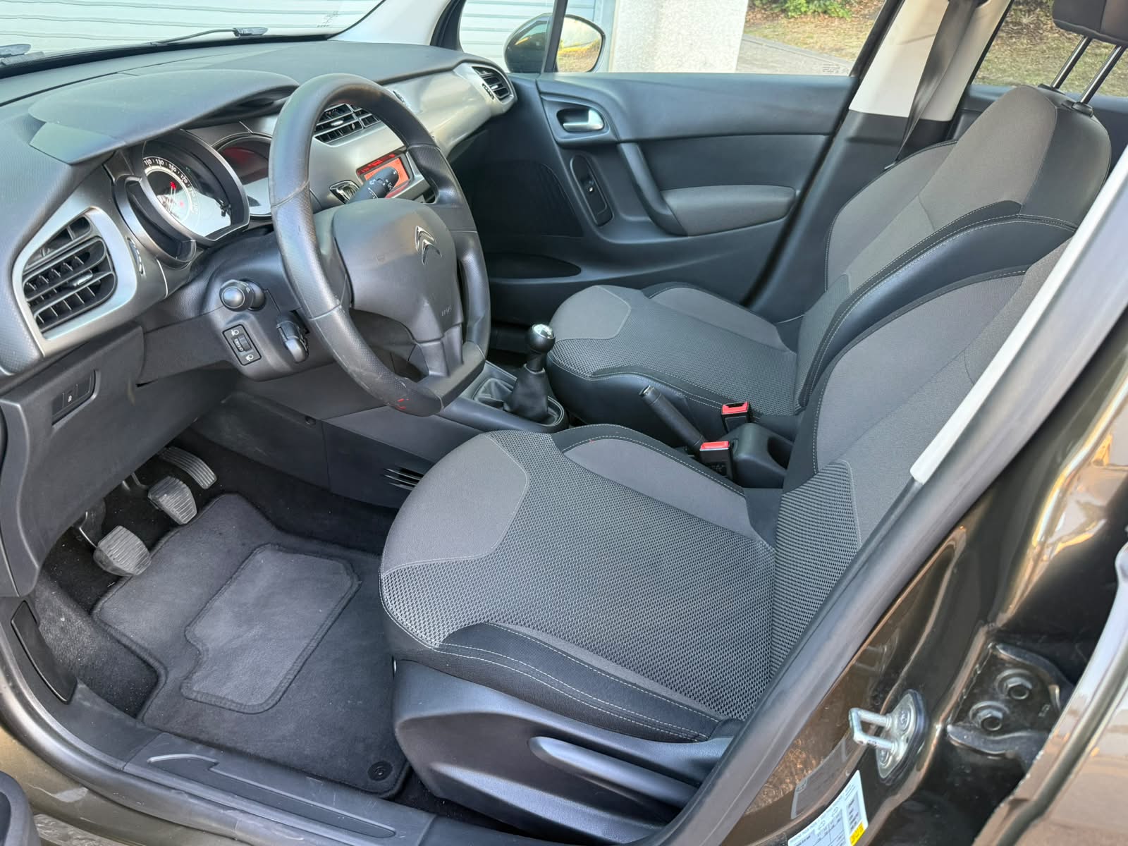 CITROEN C3 1.2i Exclusive-image-6