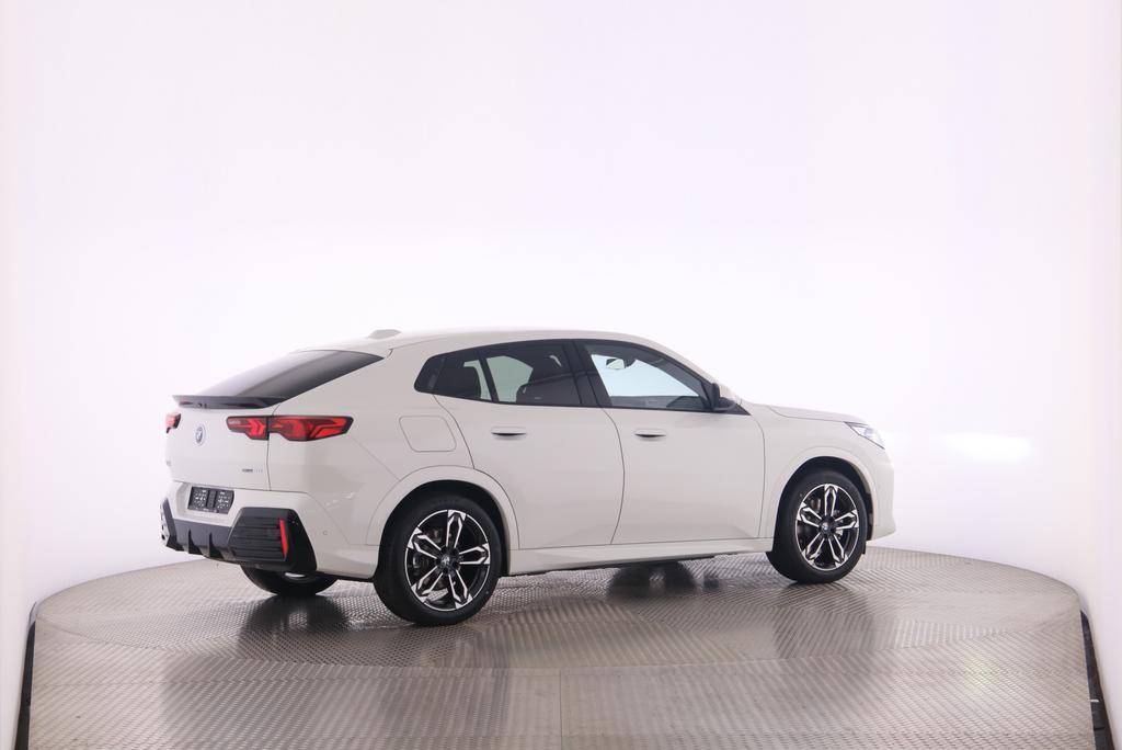 BMW iX2 30 xDrive-image-13