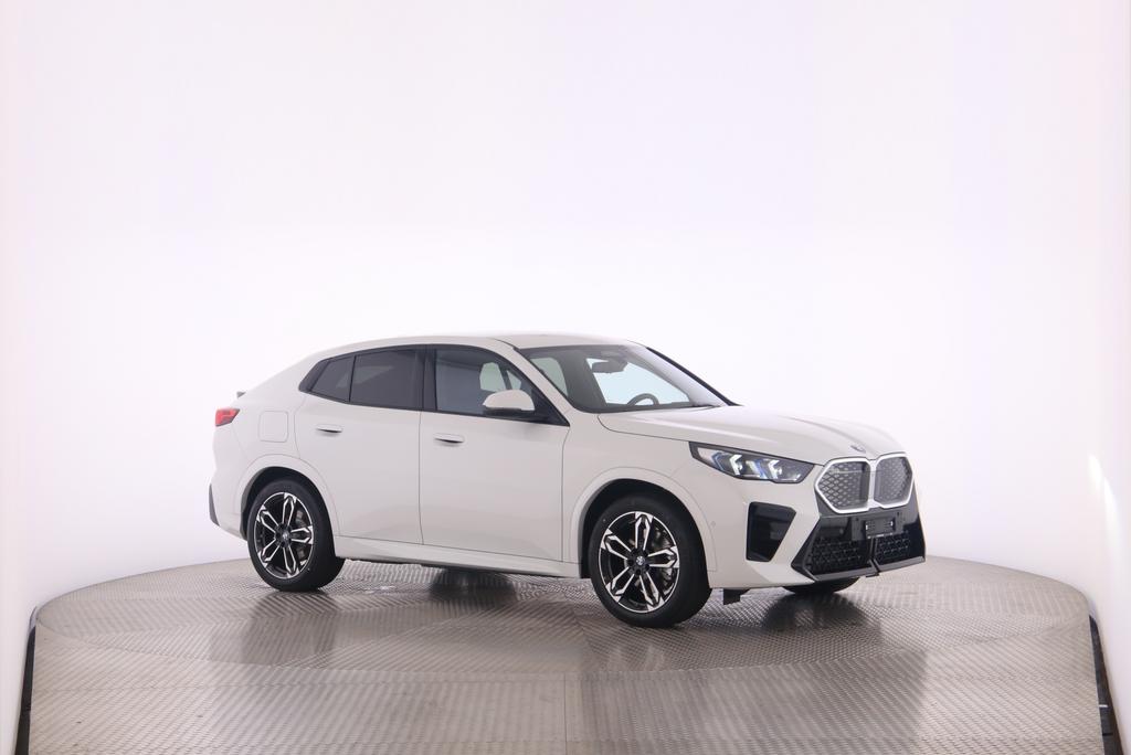 BMW iX2 30 xDrive-image-8