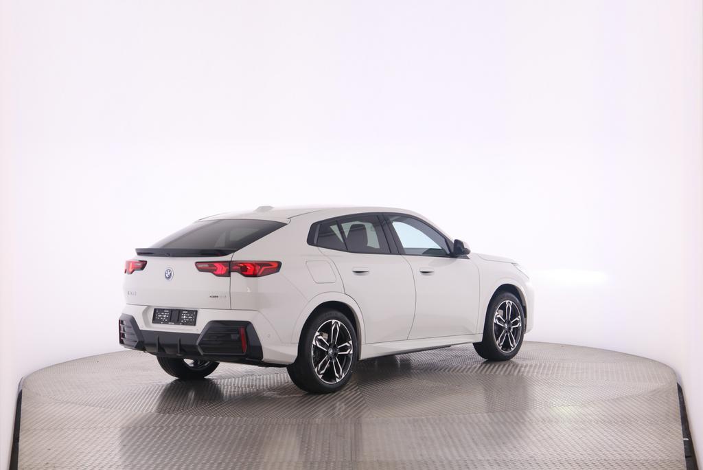 BMW iX2 30 xDrive-image-12