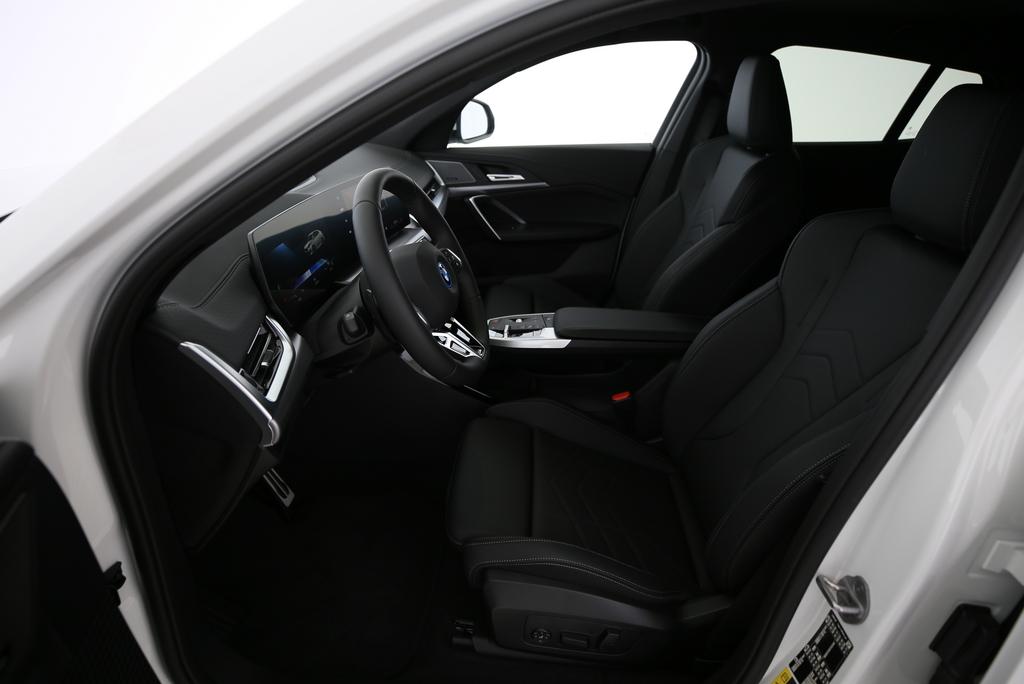 BMW iX2 30 xDrive-image-15
