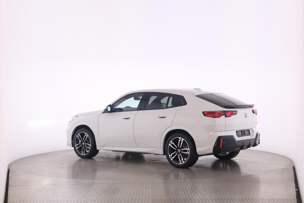 BMW iX2 30 xDrive-showroom-element-3