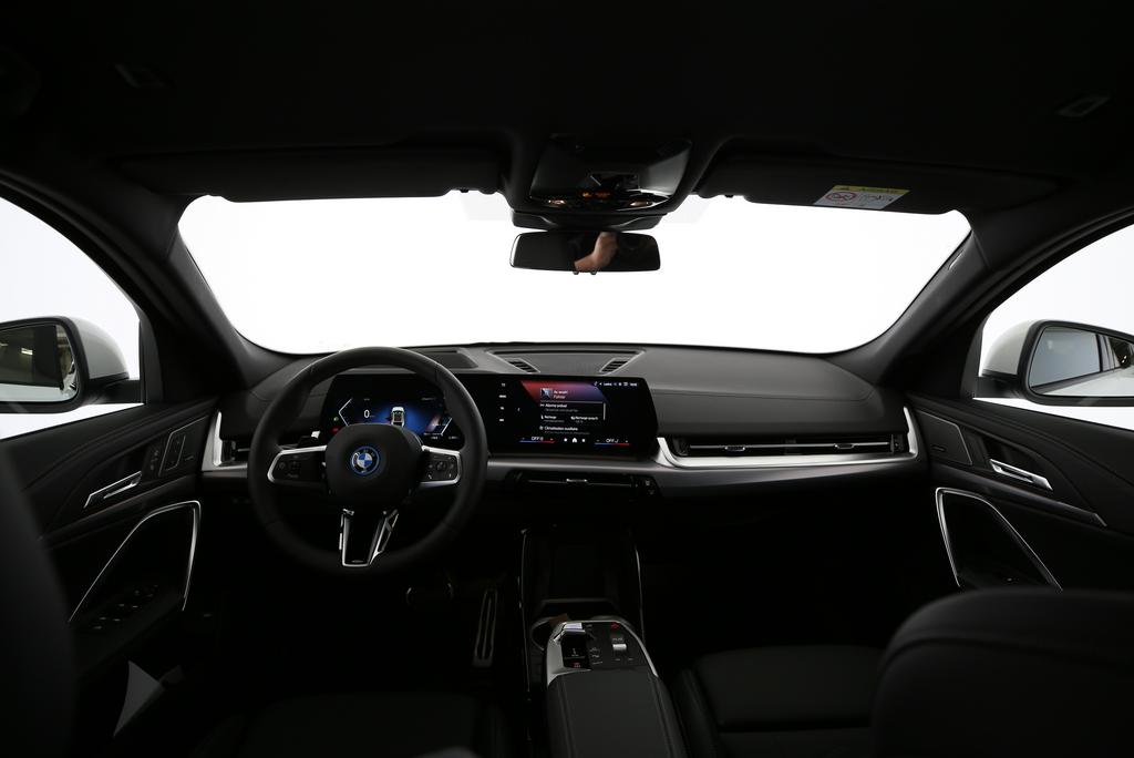 BMW iX2 30 xDrive-image-14