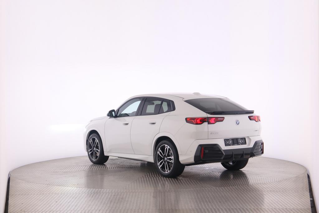 BMW iX2 30 xDrive-image-4