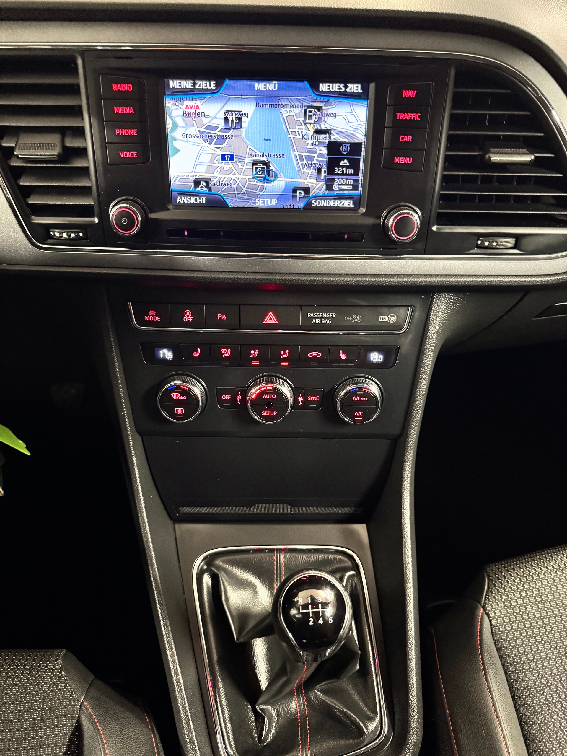 SEAT Leon ST 1.4 TSI Style-image-12