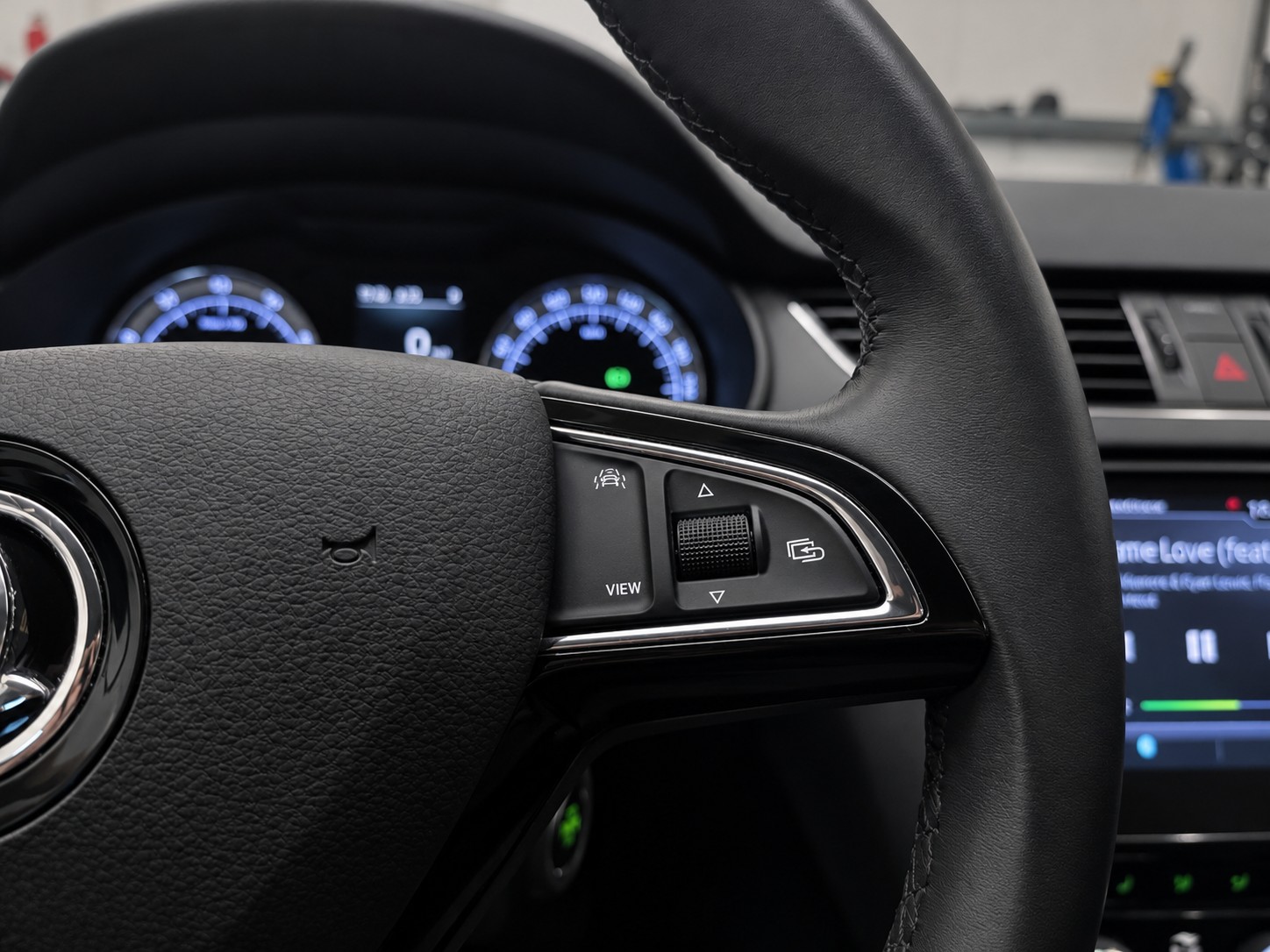 SKODA Octavia Combi 2.0 TSI Soleil 4x4 DSG-image-16