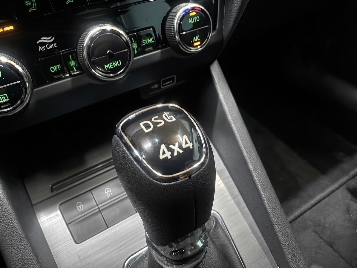 SKODA Octavia Combi 2.0 TSI Soleil 4x4 DSG-image-39