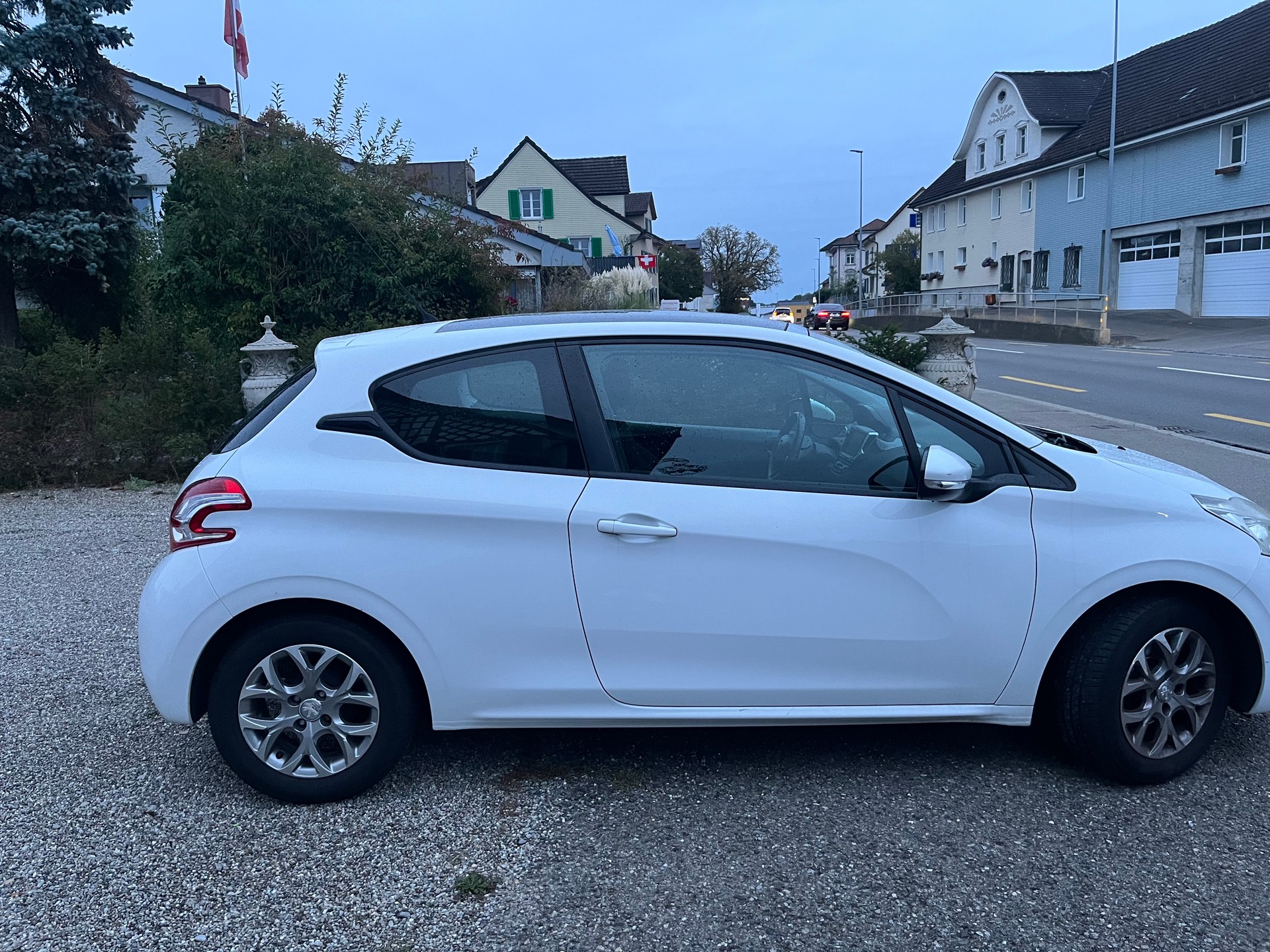 PEUGEOT 208 1.2 VTI Active-image-2