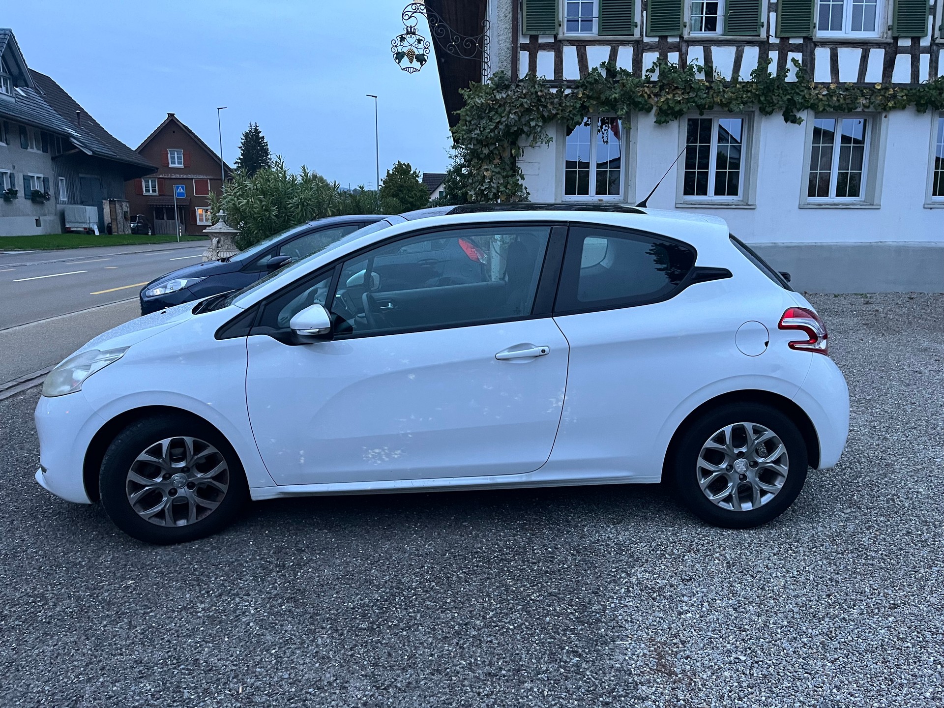 PEUGEOT 208 1.2 VTI Active-image-5