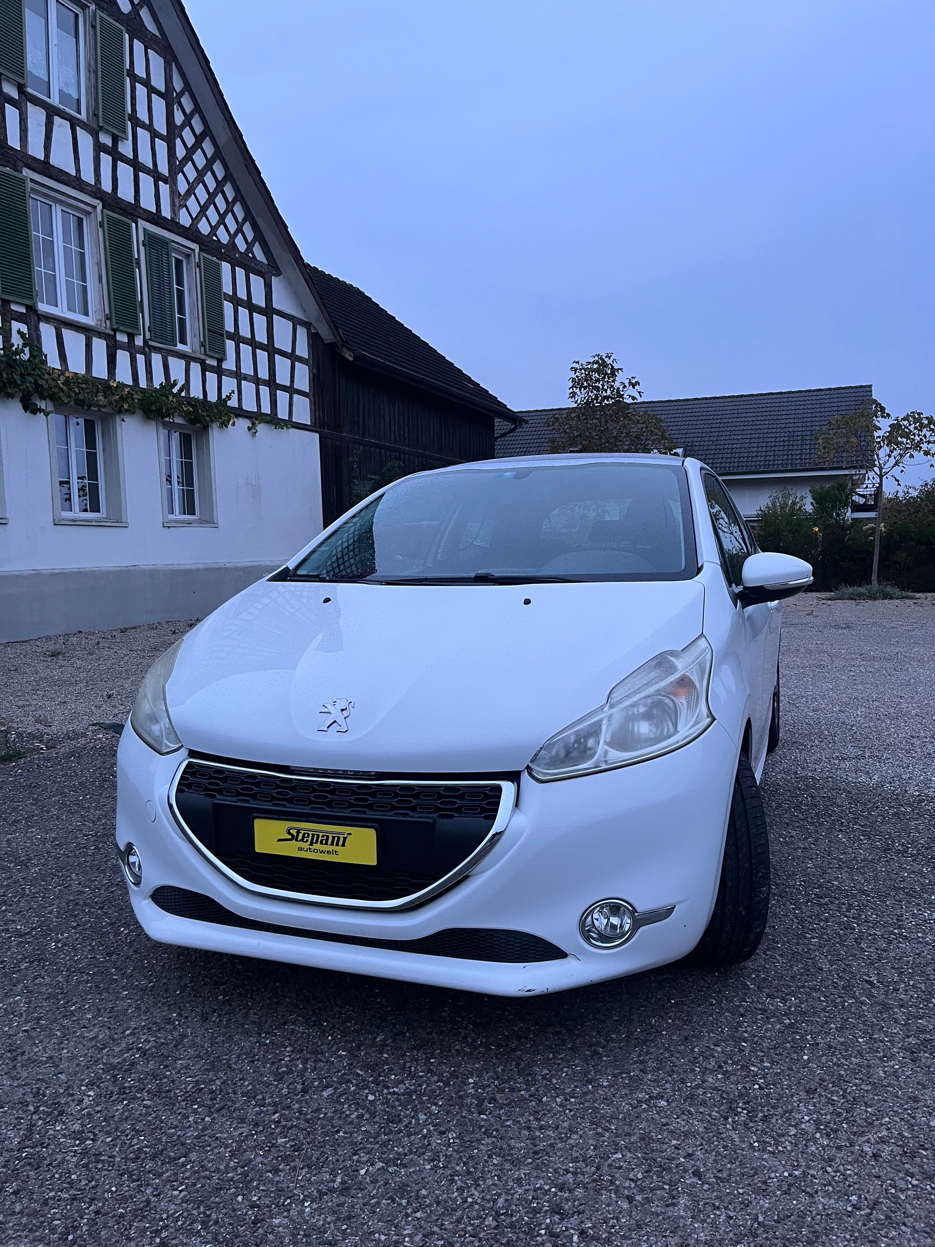 PEUGEOT 208 1.2 VTI Active-image-1