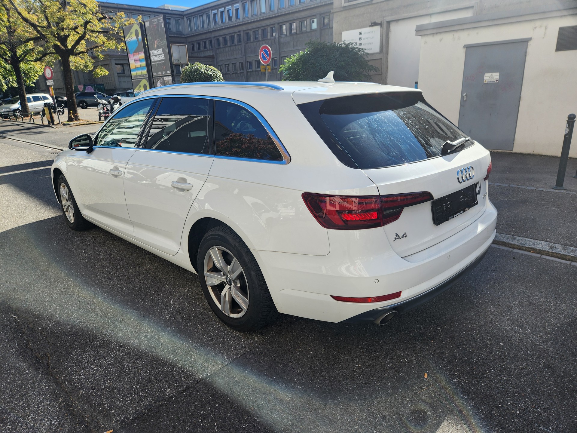AUDI A4 Avant 2.0 TFSI g-tron Design S-tronic-image-4