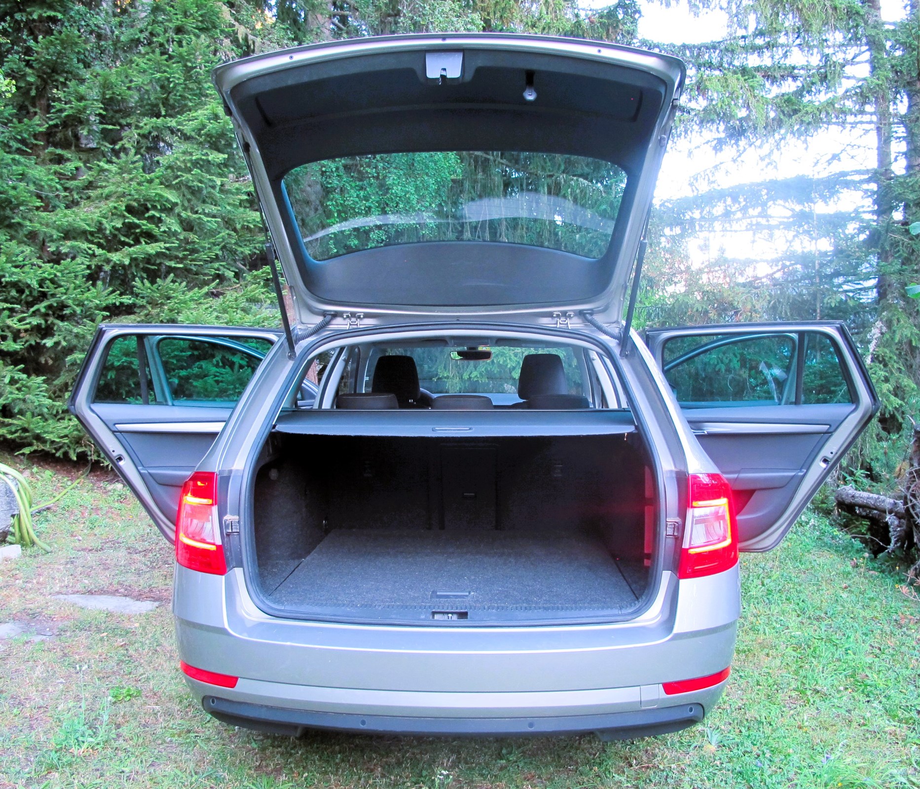 SKODA Octavia Combi 2.0 TDI Clever 4x4-image-3