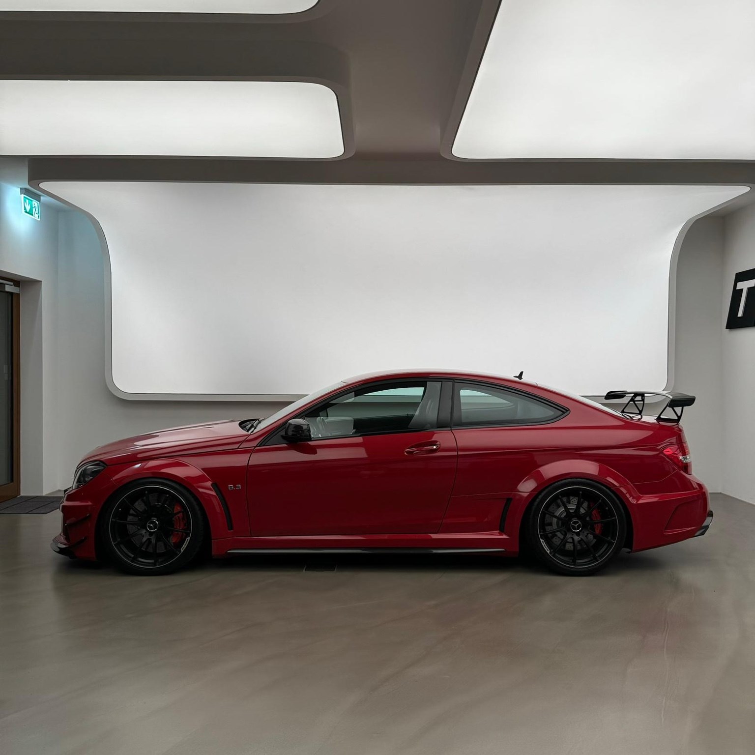 MERCEDES-BENZ C 63 Coupé BLACK SERIES-image-2
