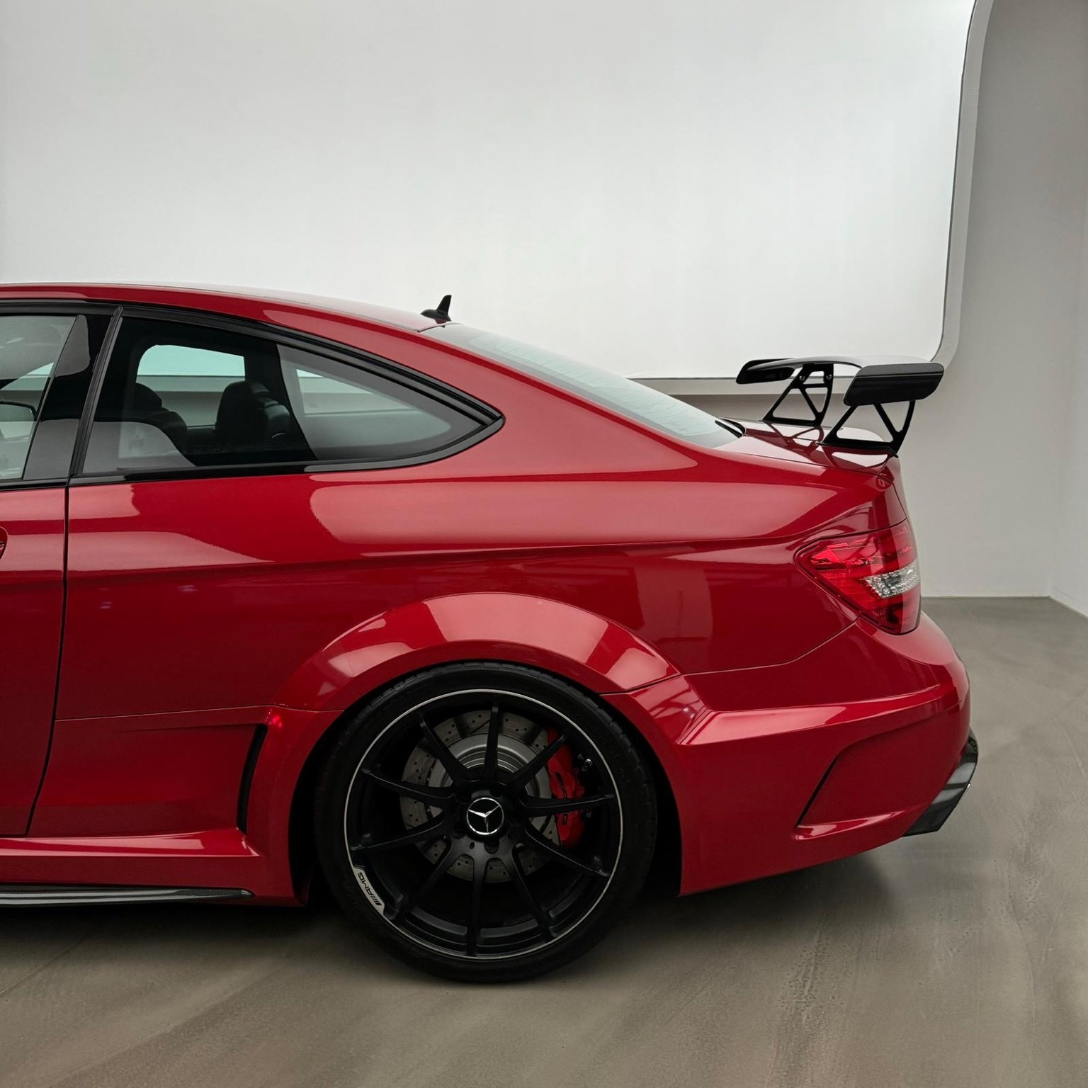 MERCEDES-BENZ C 63 Coupé BLACK SERIES-image-3