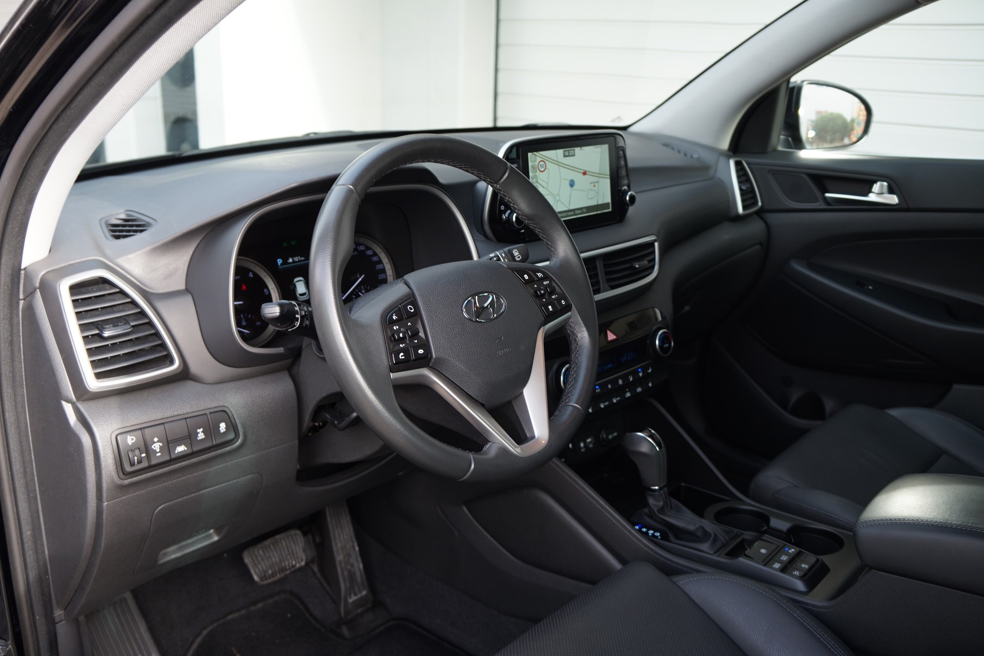 HYUNDAI Tucson 1.6 CRDI Amplia 4WD - SWISS EDITION - LED LICHT - KAMERA - WINTER PAKET - SPUR ASSISTENT - KOLLISIONS ASSISTTENT **-image-10