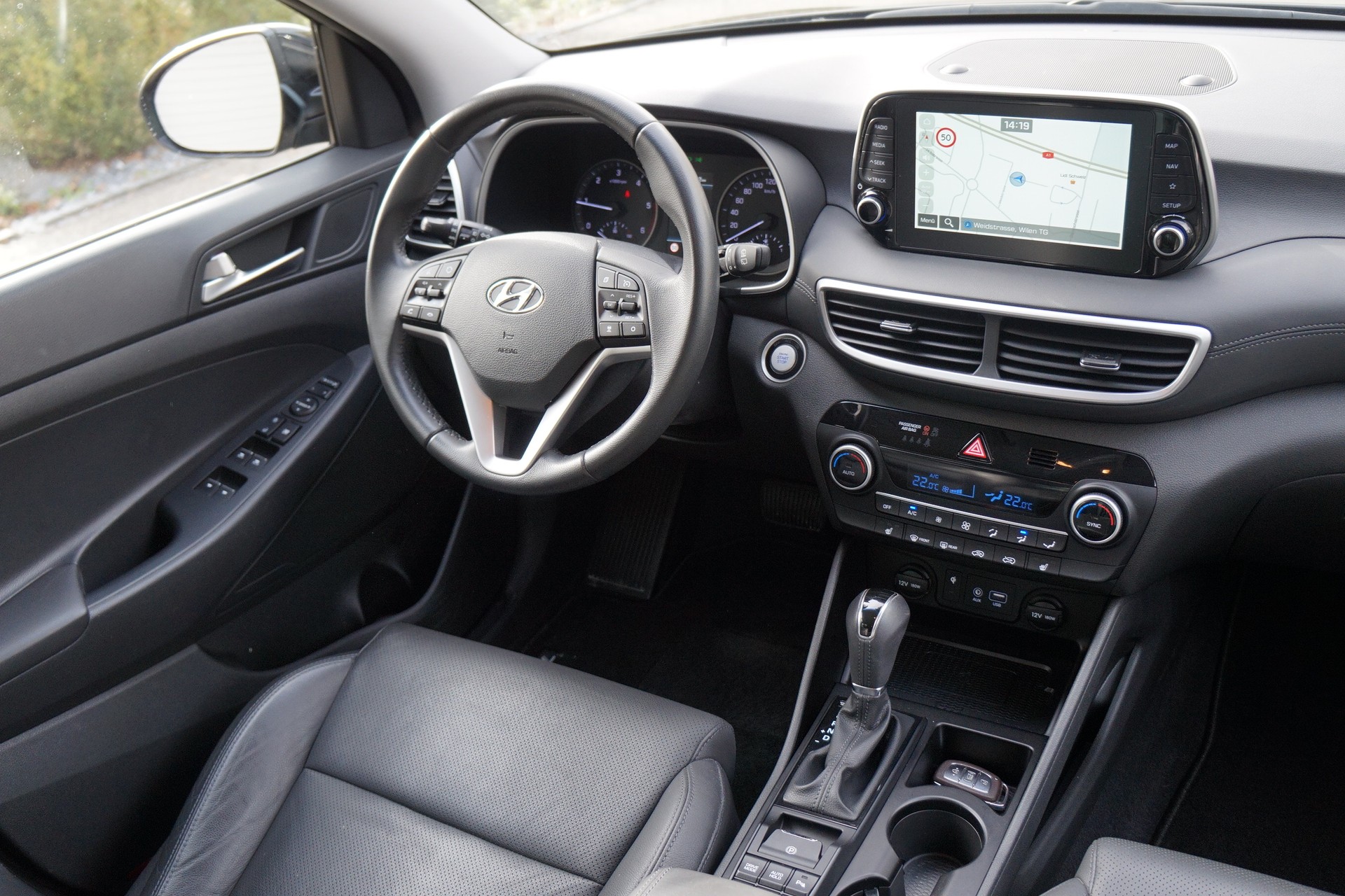 HYUNDAI Tucson 1.6 CRDI Amplia 4WD - SWISS EDITION - LED LICHT - KAMERA - WINTER PAKET - SPUR ASSISTENT - KOLLISIONS ASSISTTENT **-image-7