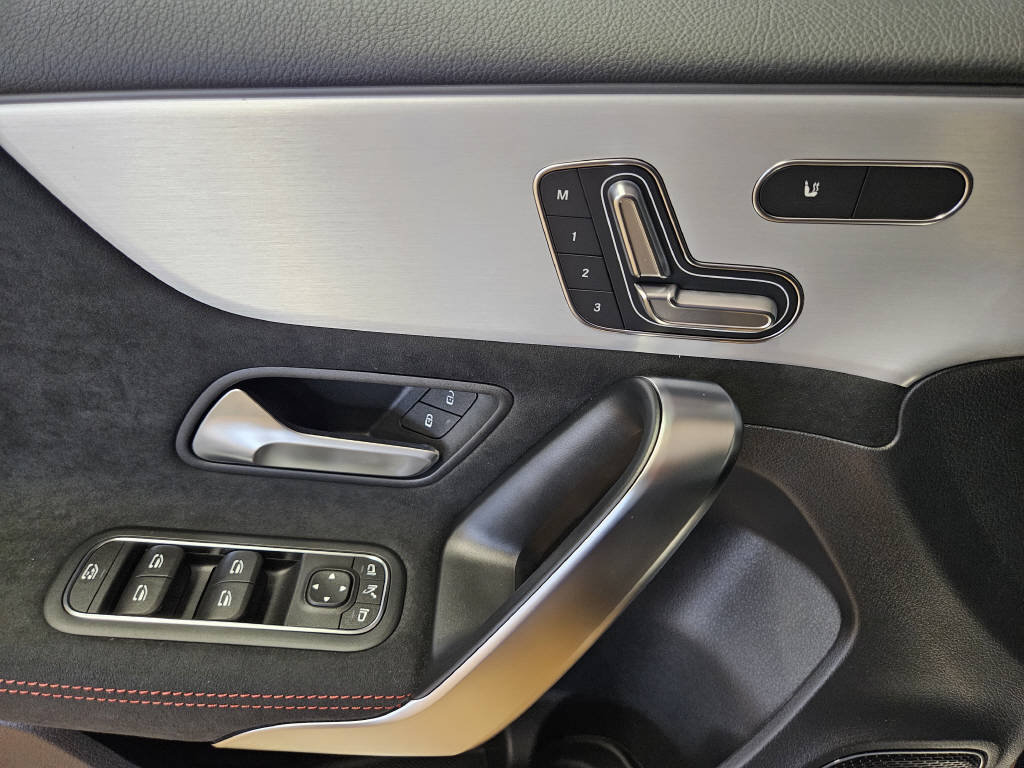 MERCEDES-BENZ A 35 AMG 4Matic-image-11